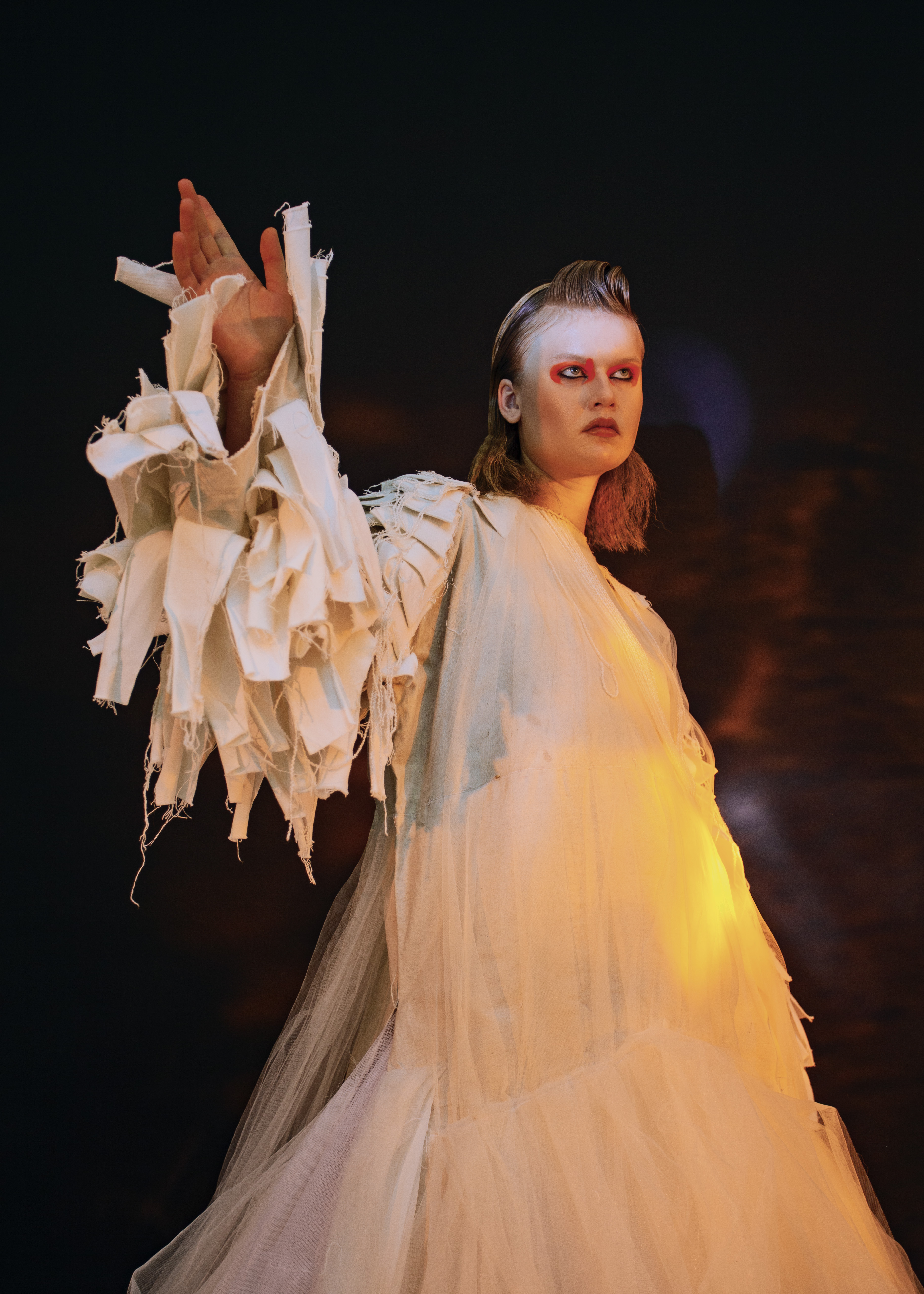 ragazza vestito bianco trucco inquietante rosso e capelli biondi inner circus Fotografie di Anna Evstigneeva