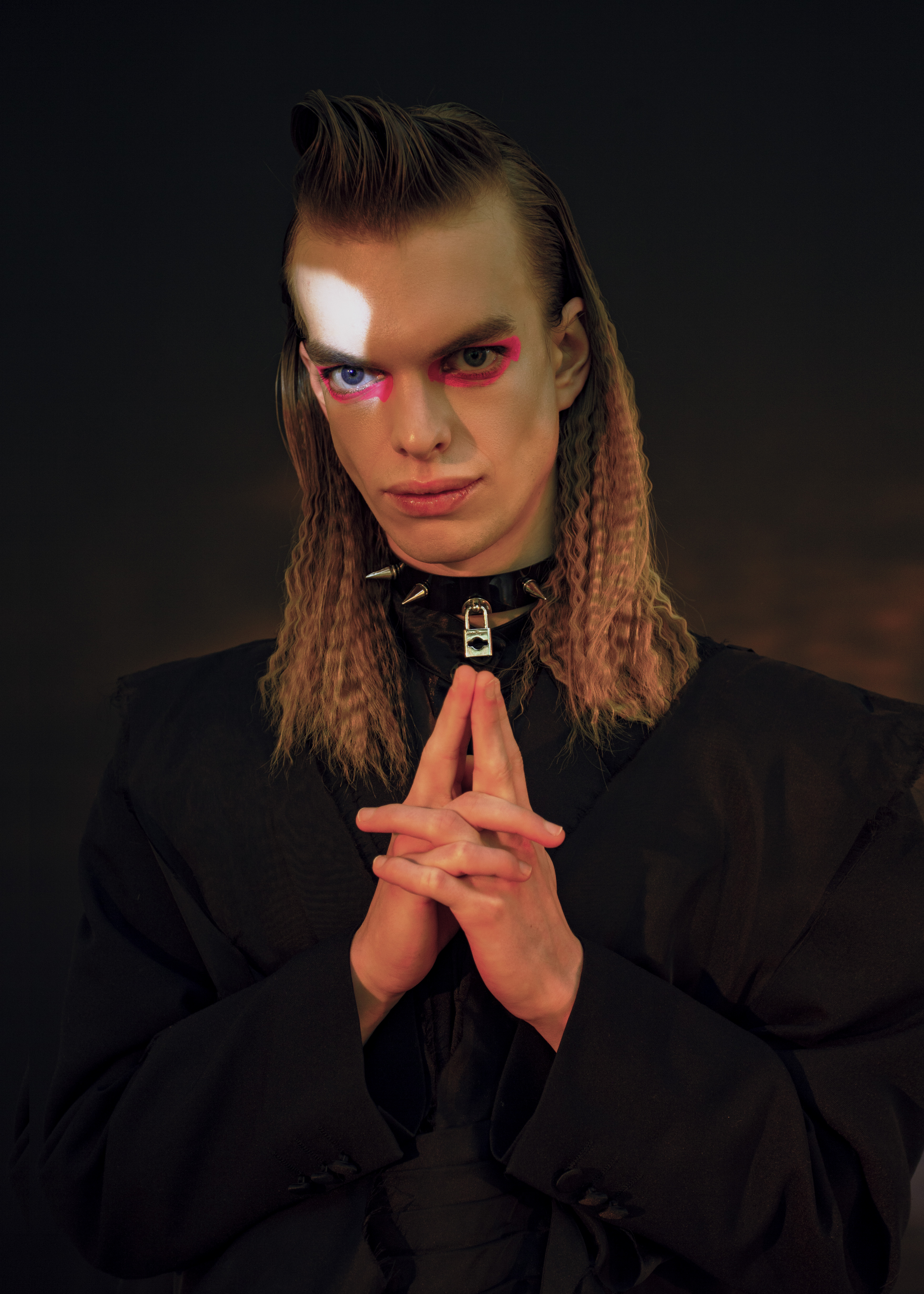 ragazzo mani giunte e trucco rosso capelli biondi inner circus Fotografie di Anna Evstigneeva