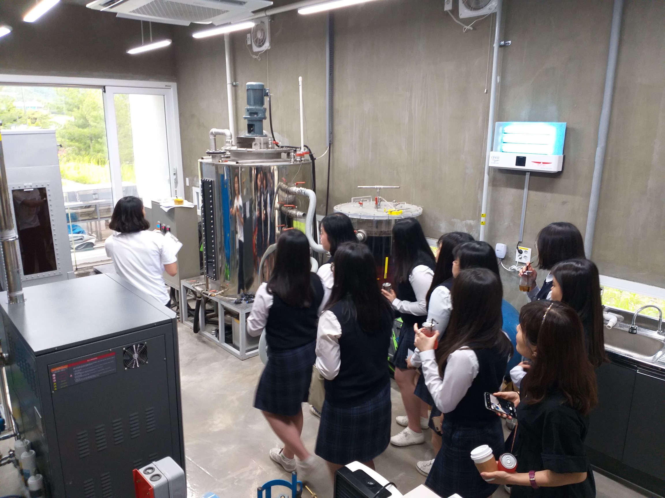 Pelajar melakukan study tour di tempat pembangkit listrik dari pup.