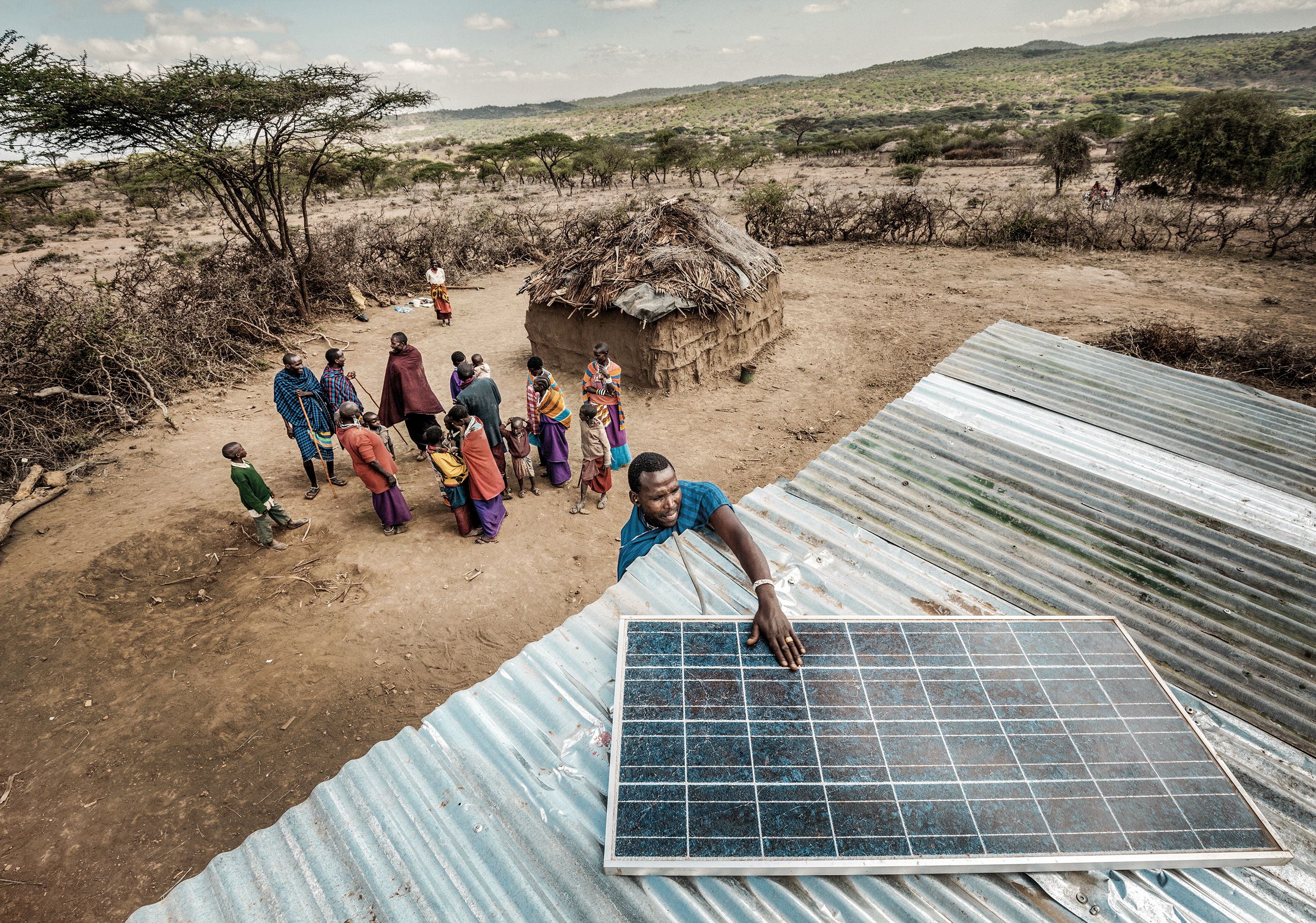 lavoratori con pannelli solari in un paesaggio africano Foto di Marco Garofalo