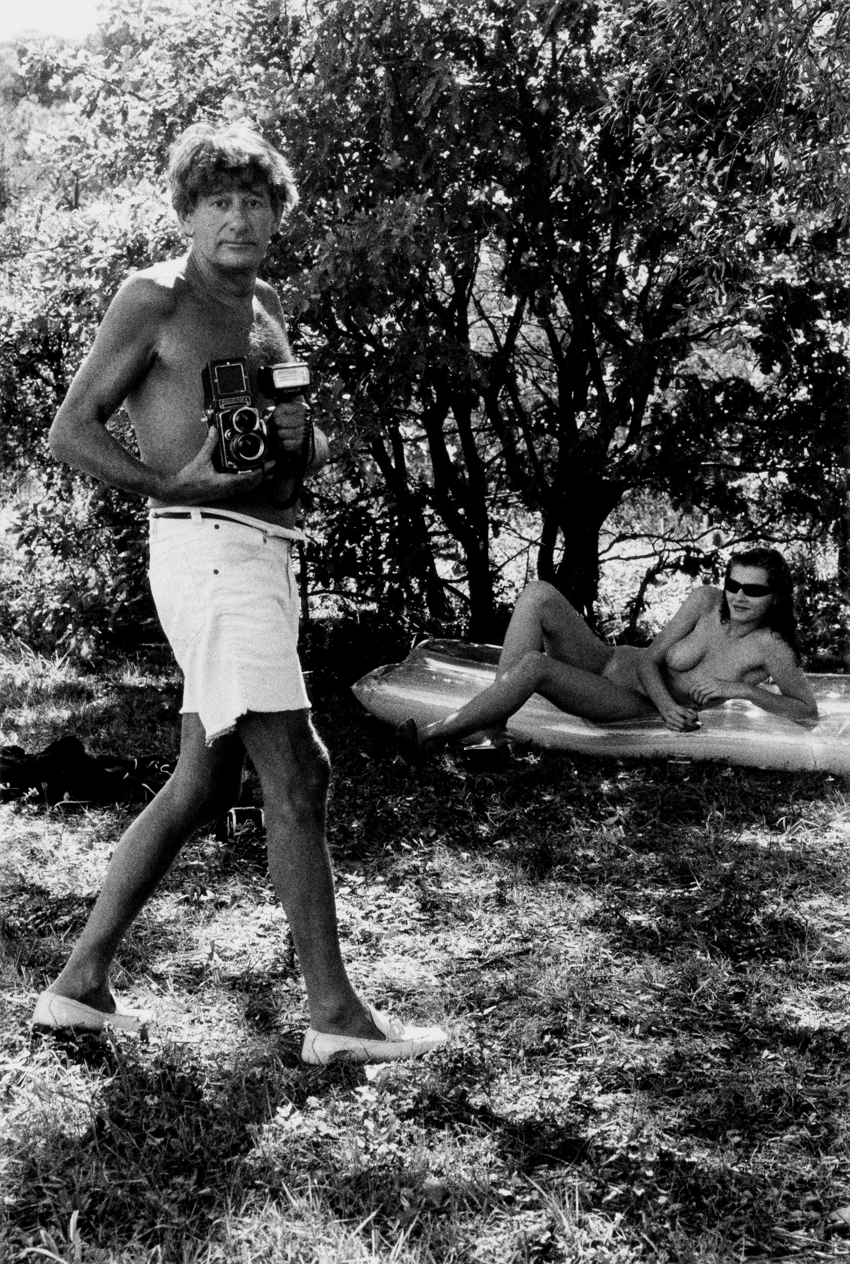HELMUT NEWTON_003_Newton with Sylvia, Ramatuelle, 1981 (c) Foto Alice Springs, Helmut Newton Estate Courtesy Helmut Newton Foundation.jpg