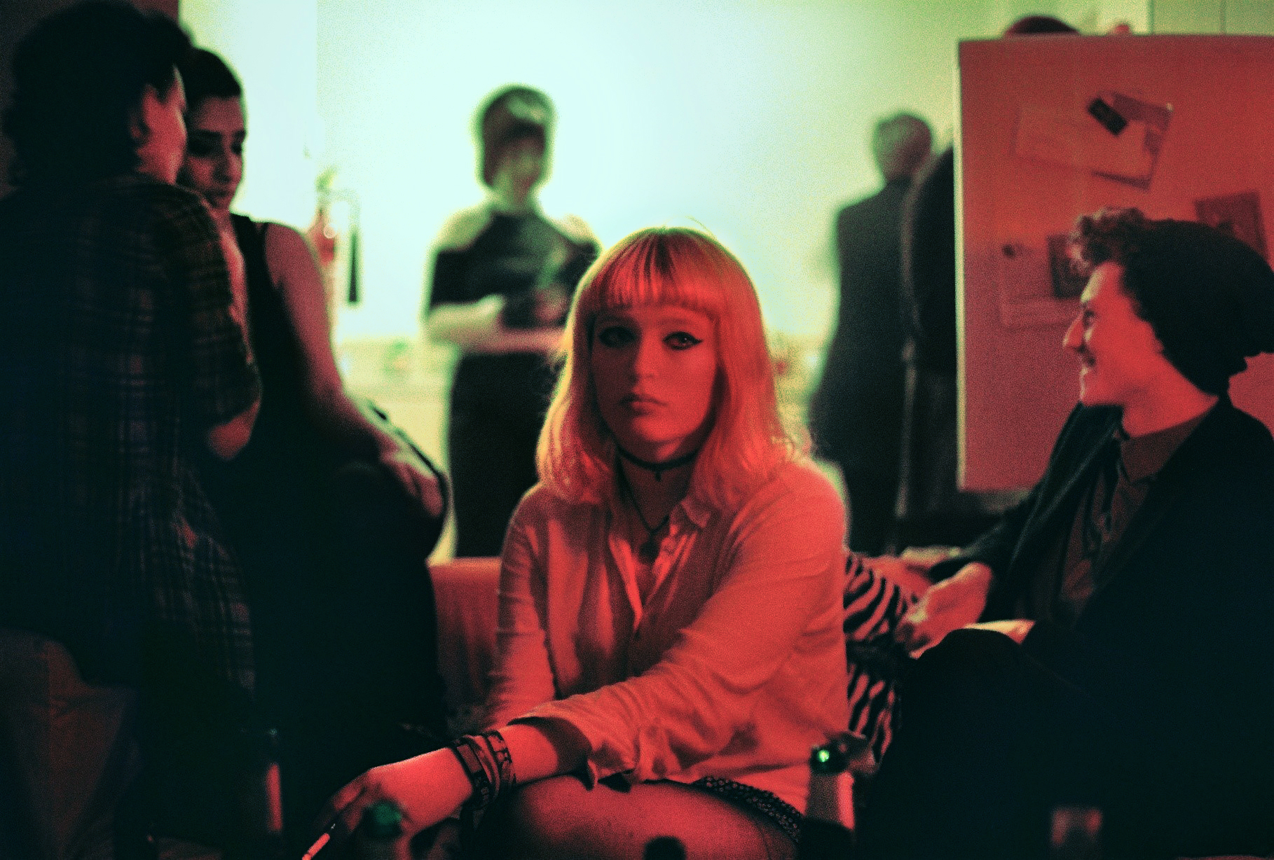 ragazza emo con luce rossa e lng bob biondo