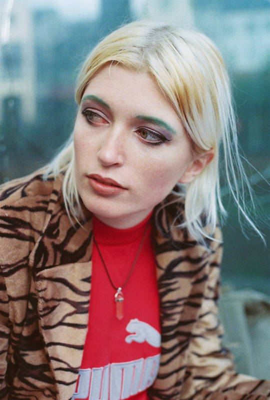 persona con capelli platino giacca tigrata e maglietta puma
