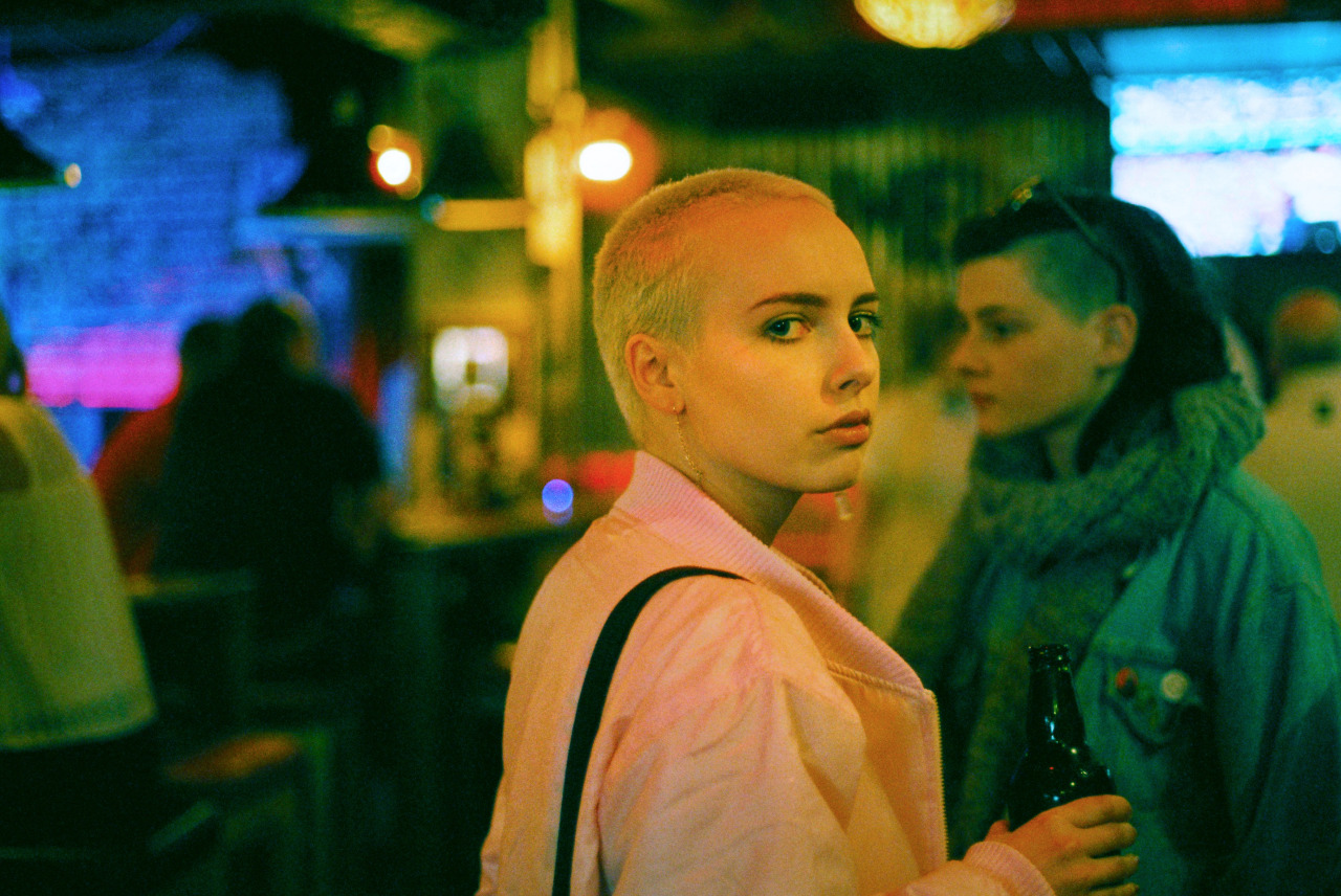 persona con buzzcut biondo in un locale