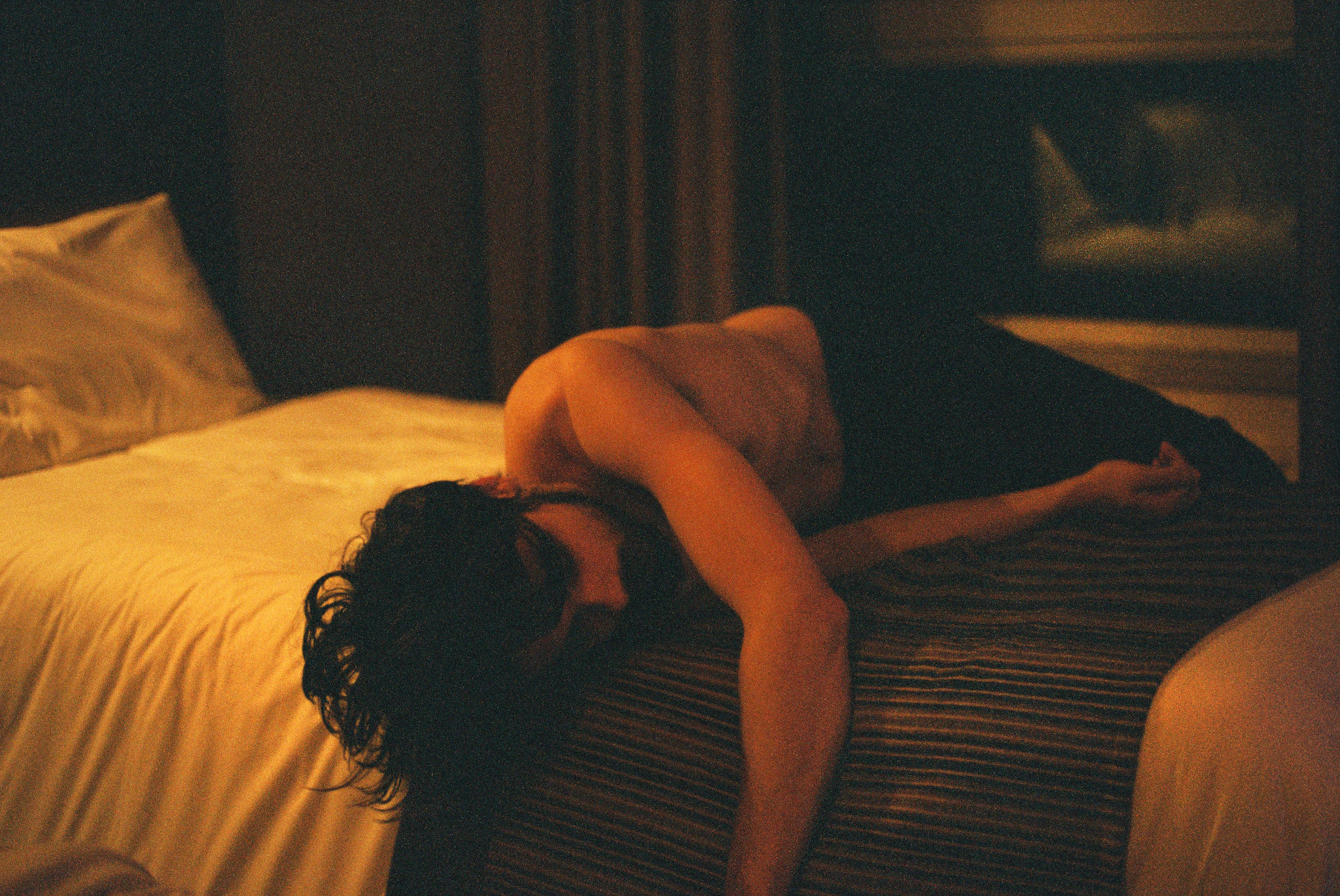 ragazzo accasciato su un letto