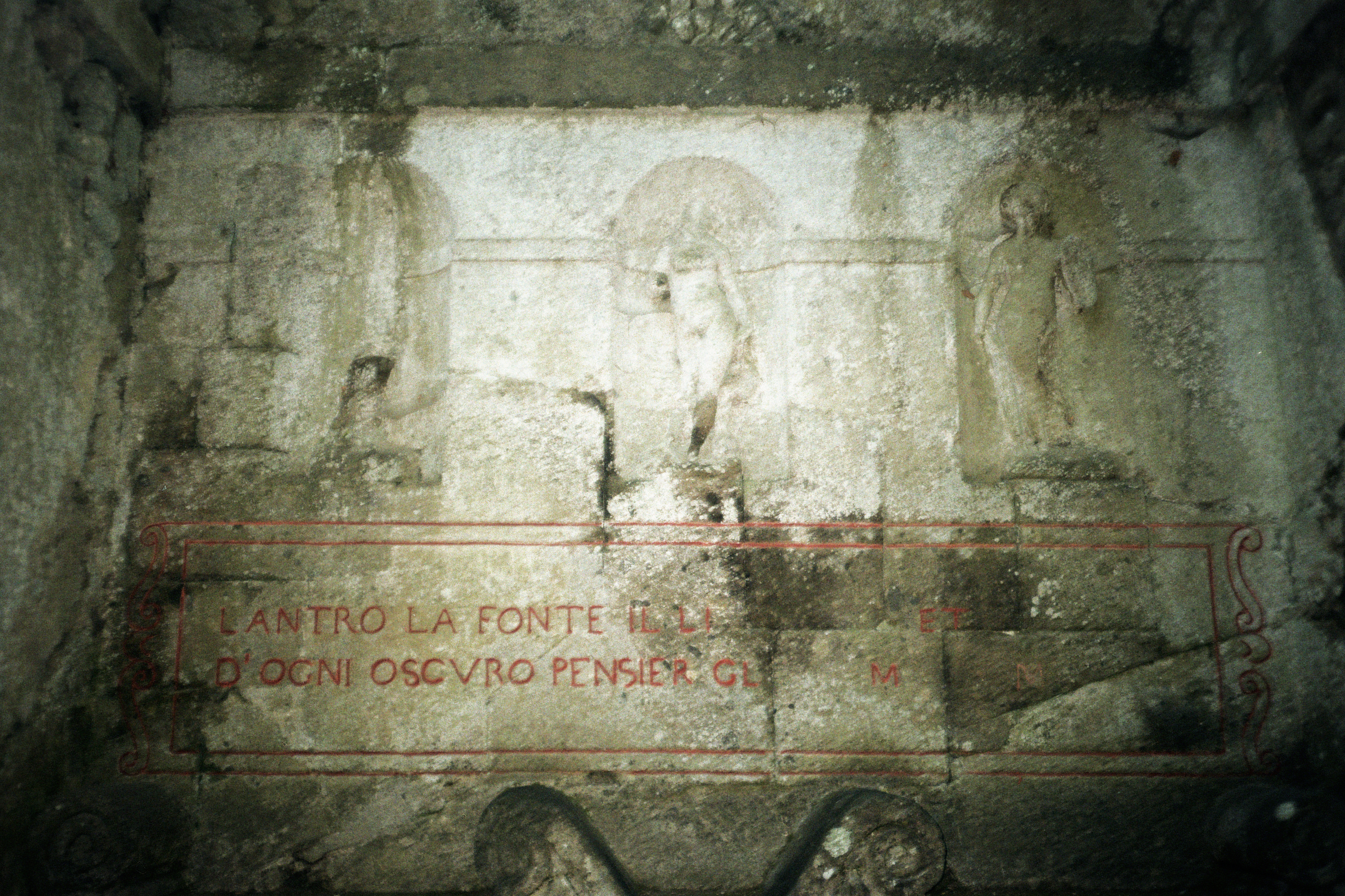 l'antro la fonte scritta in rosso stanza di pietra
