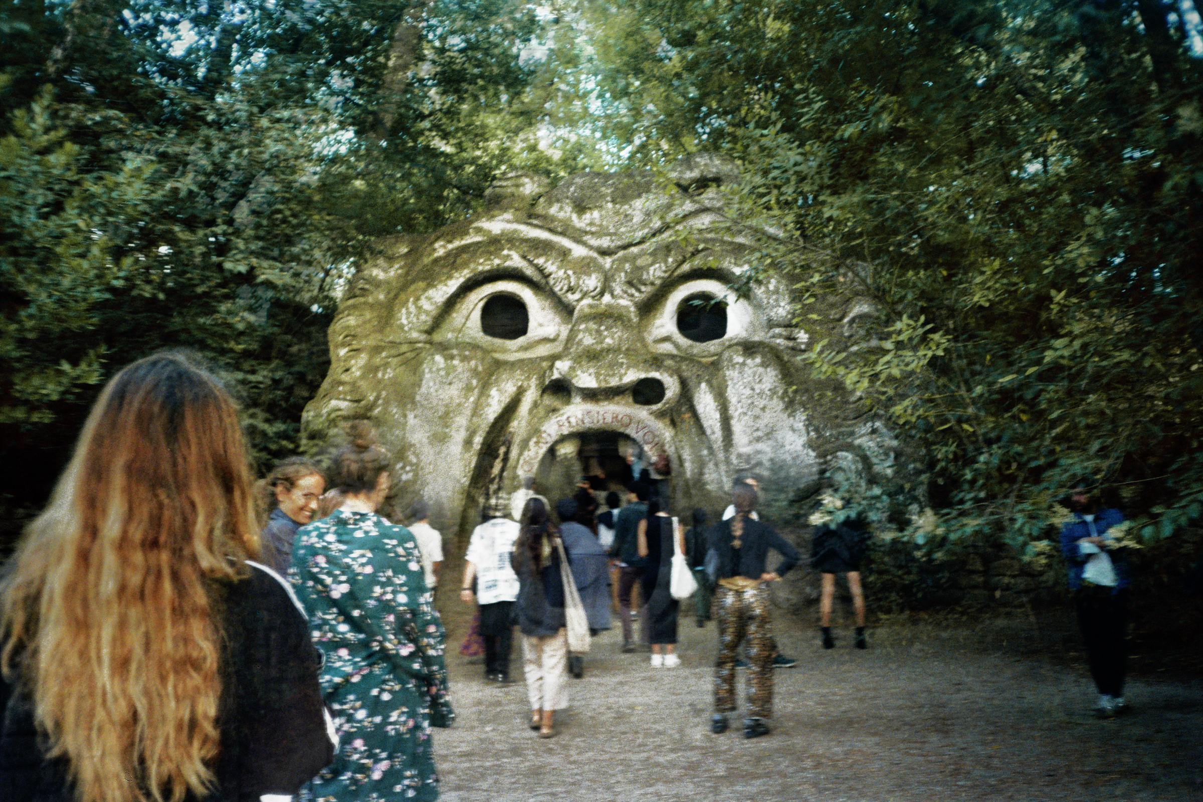bocca della verità con occhi aperti e gente che ci va incontro
