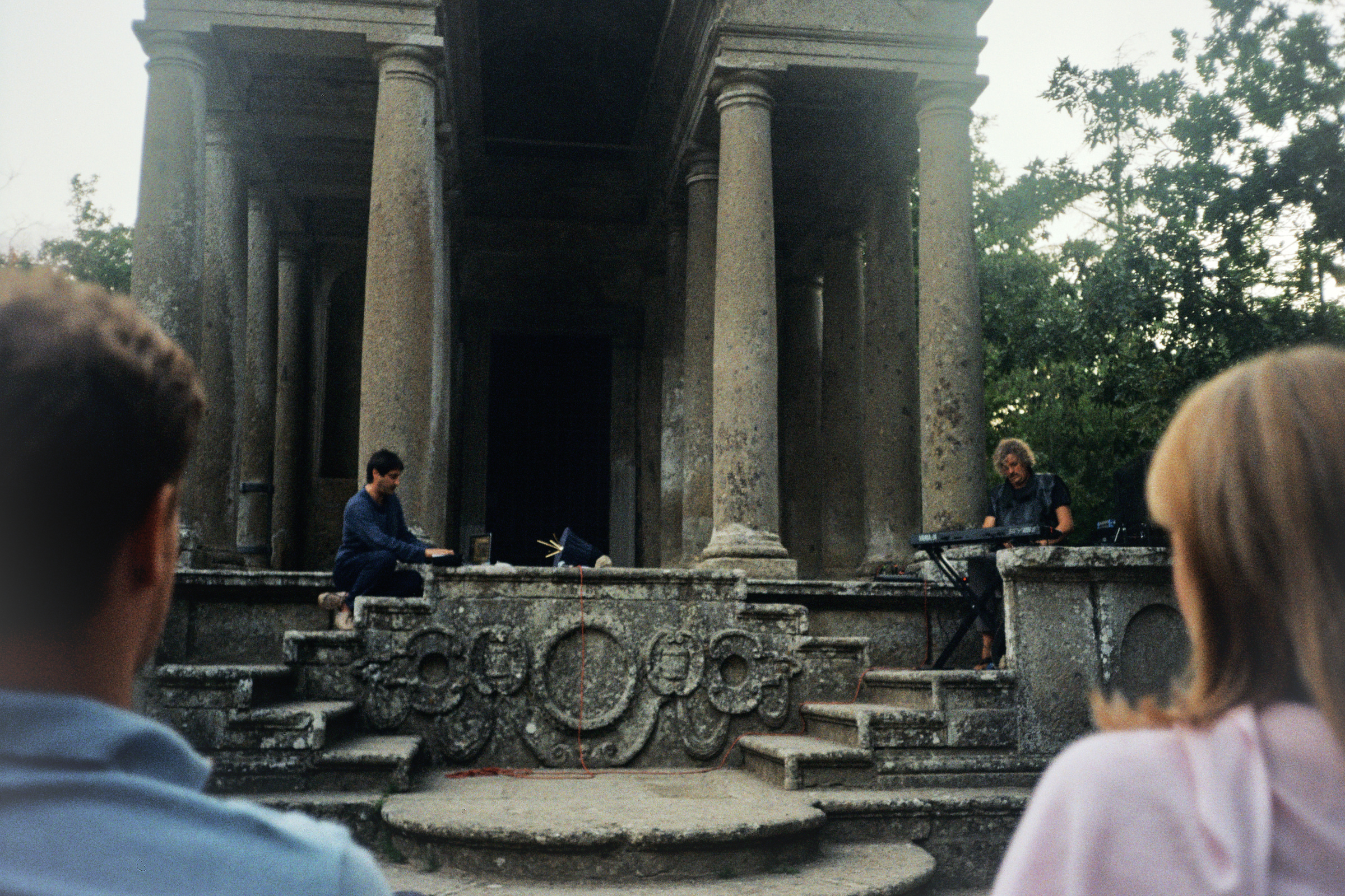 tempio di pietra con colonne