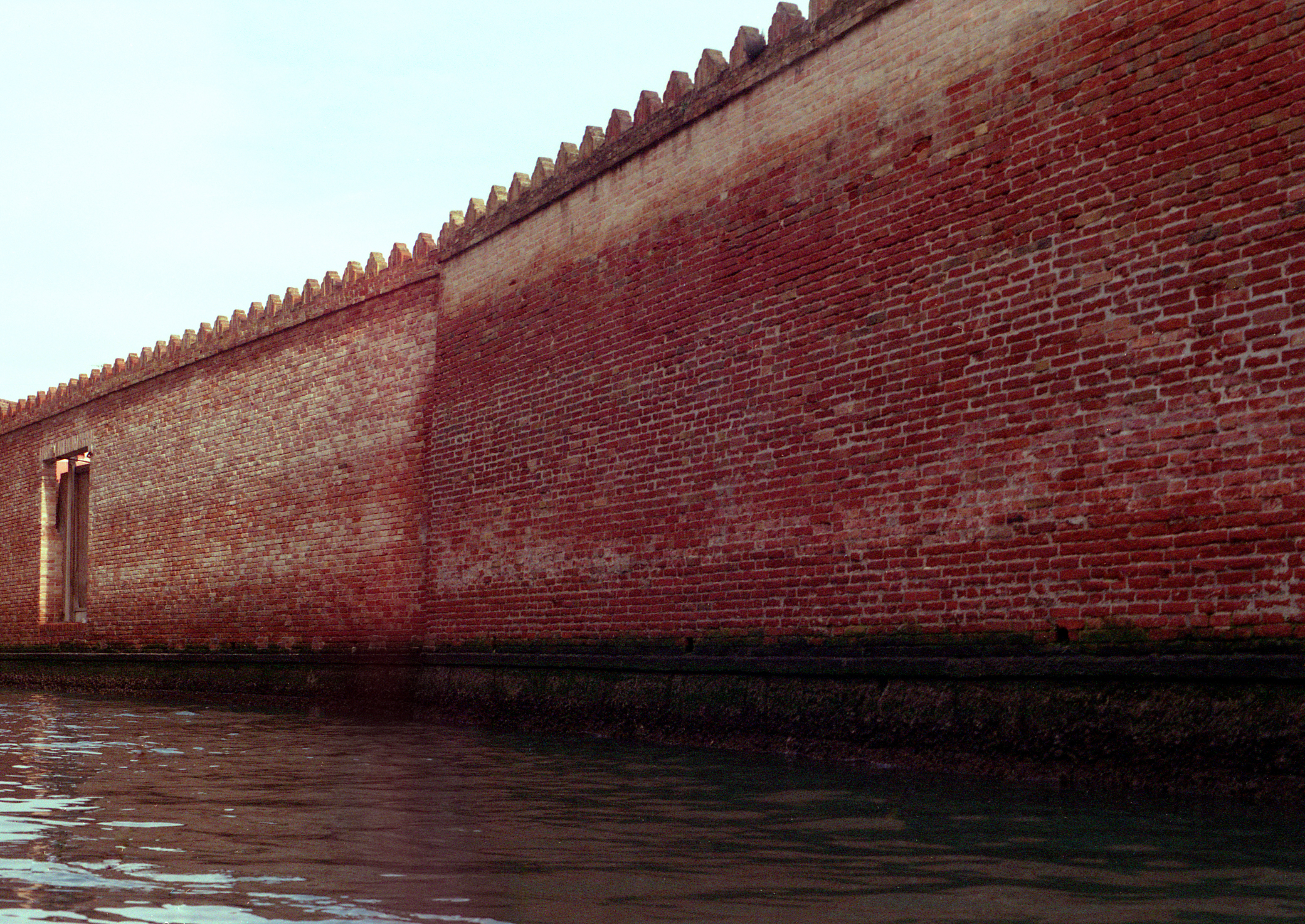 muro sull'acqua, fotografia di Clelia Cadamuro