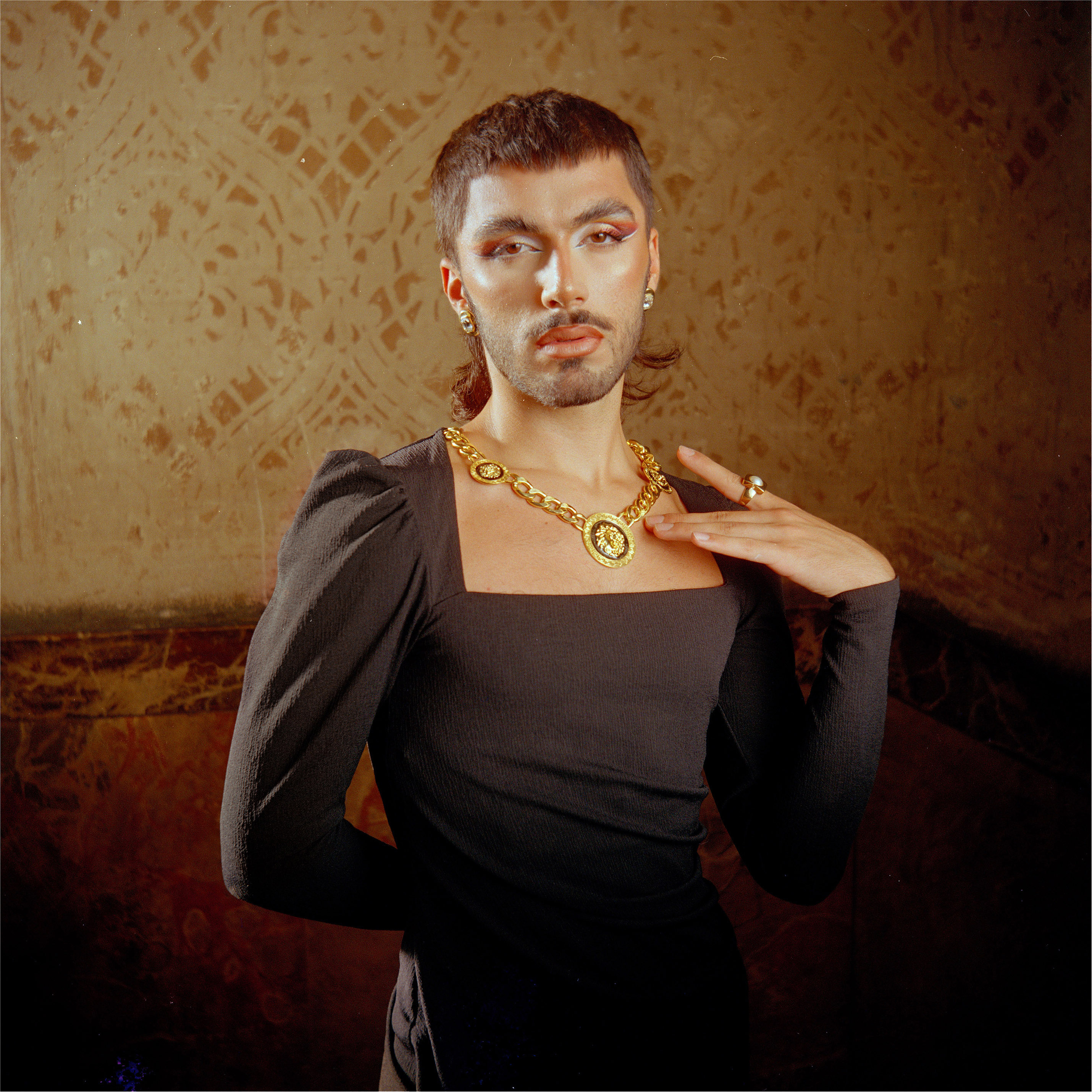 persona con trucco da drag septum e vestito nero
