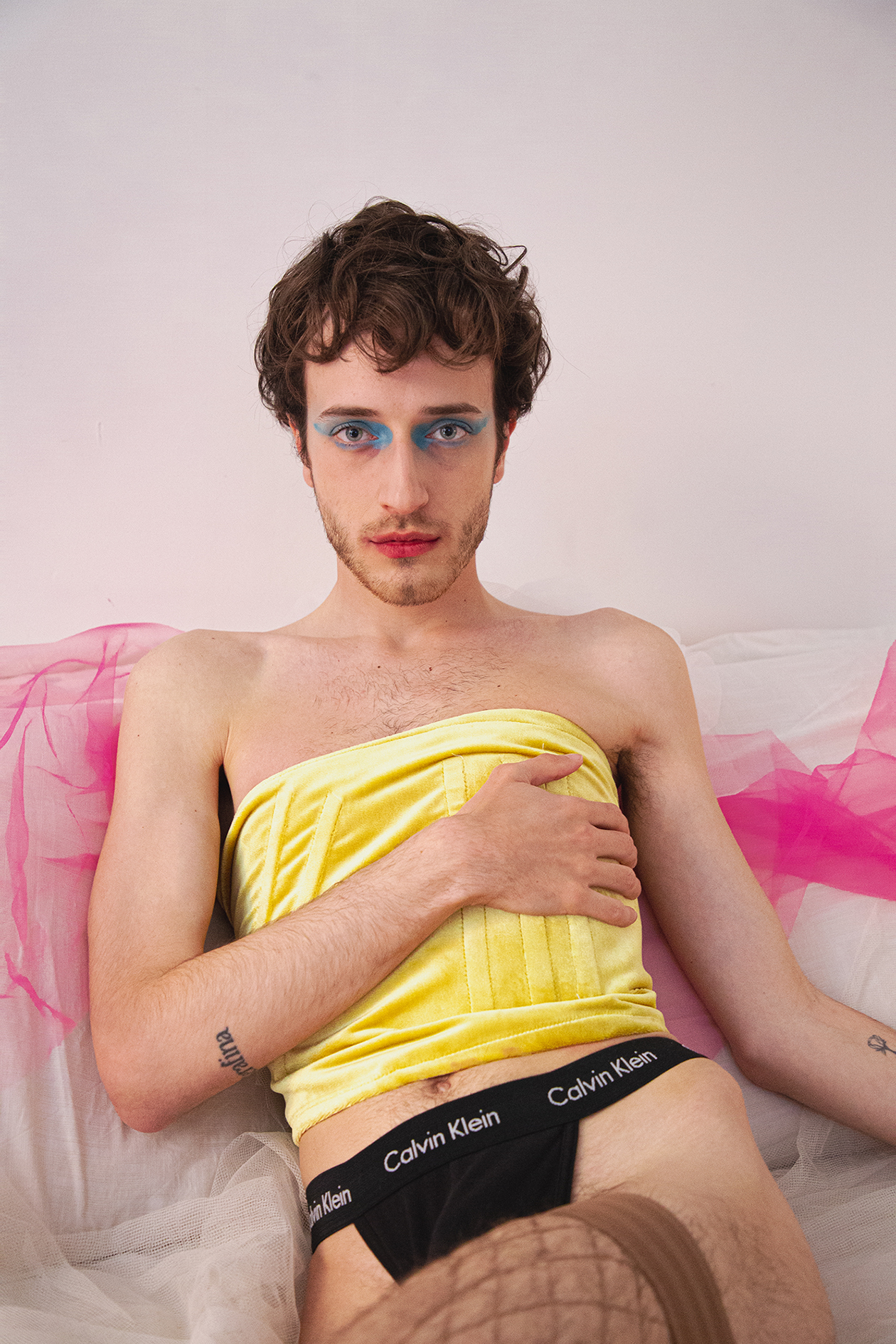 persona con corpetto giallo e mutande calvin klein
