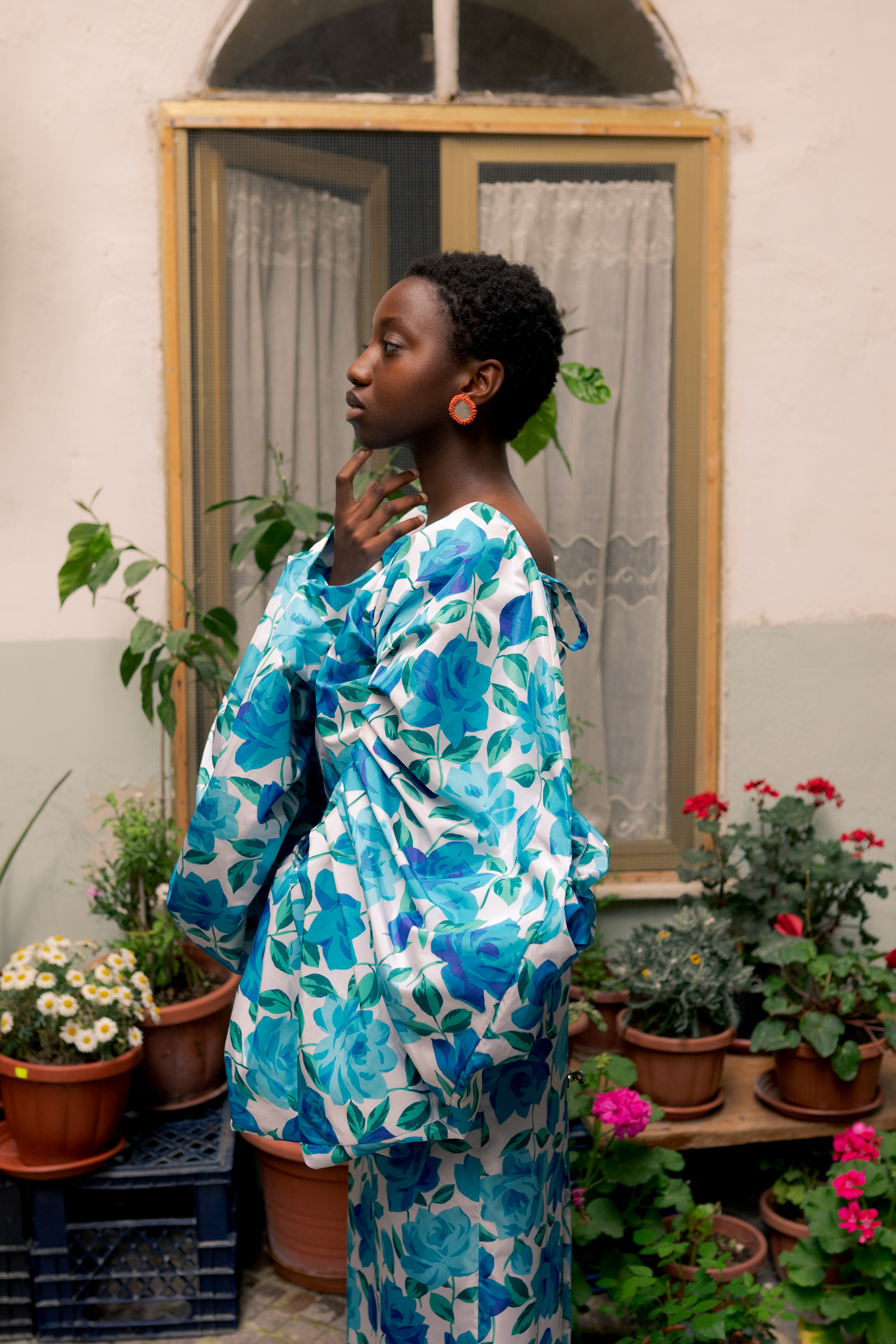ragazza di profilo con vestito floreale azzurro