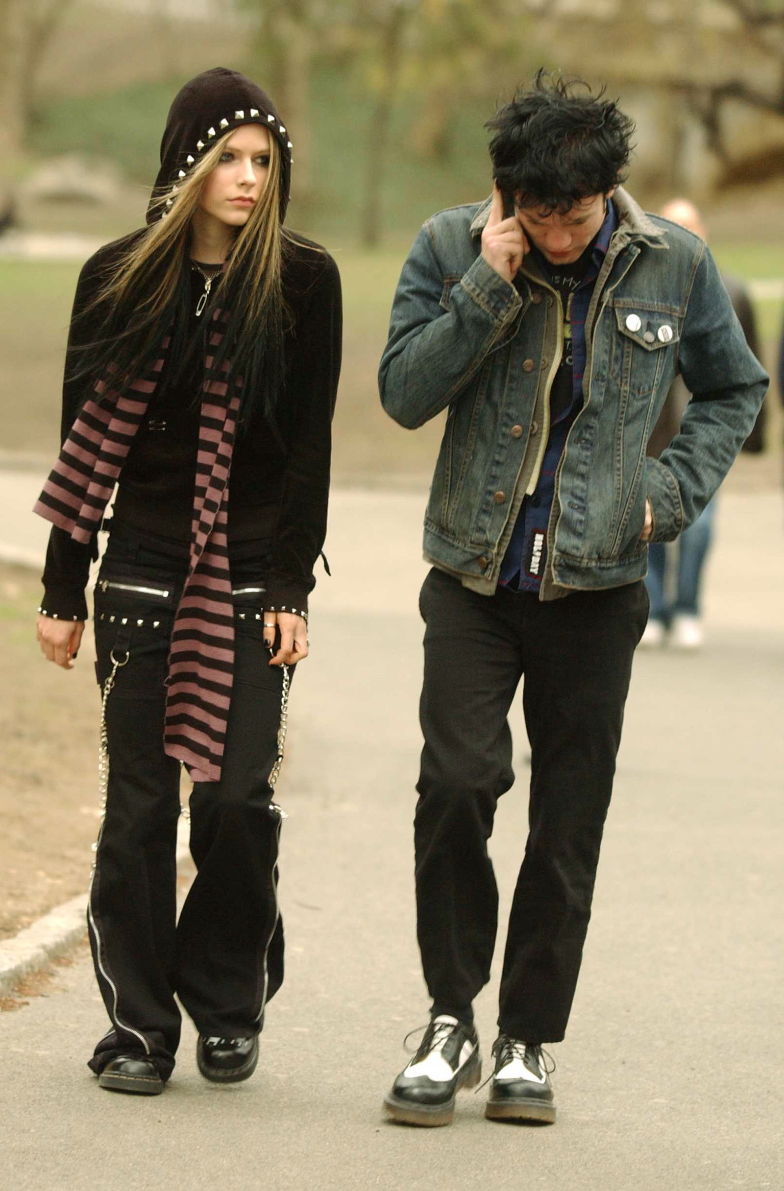 Avril Lavigne walks with Deryck Whibley in Central Park, 2004