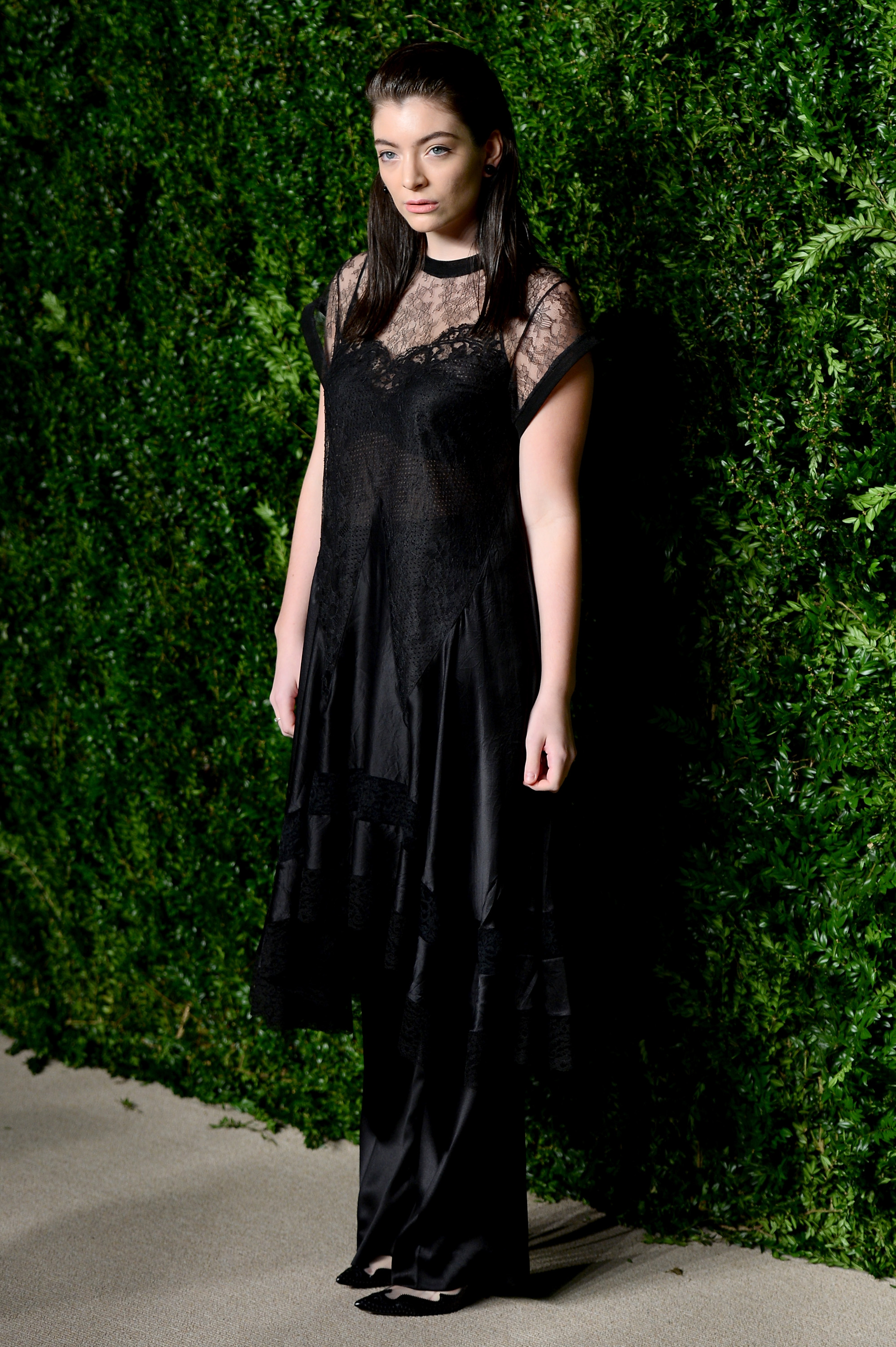 lorde posing at the cfda awards in a black lace dress 2015