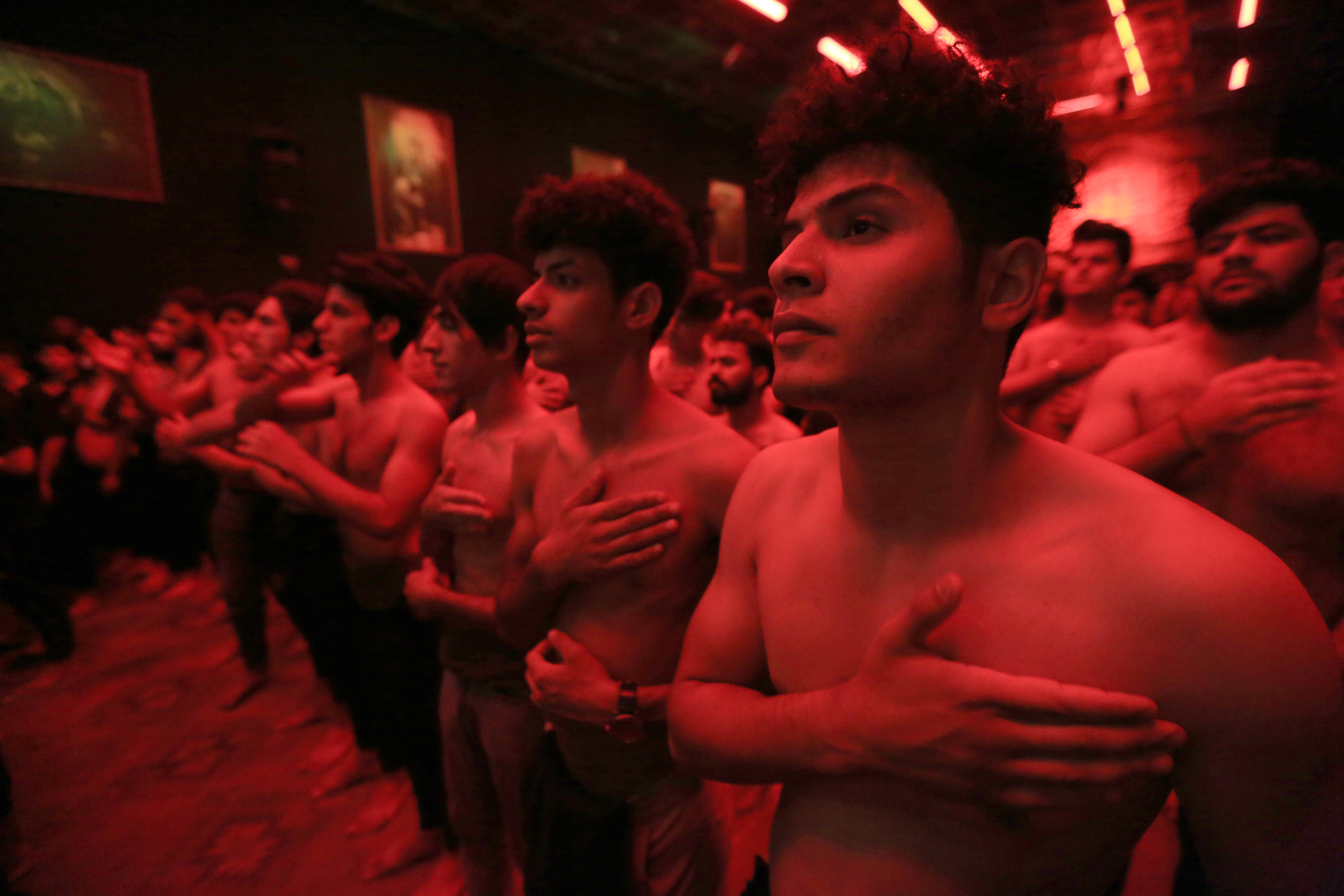 Laki-laki Syiah memukul dada mereka selama upacara berkabung di Baghdad. Foto: Murtadha Al-Sudani/Anadolu Agency via Getty Images