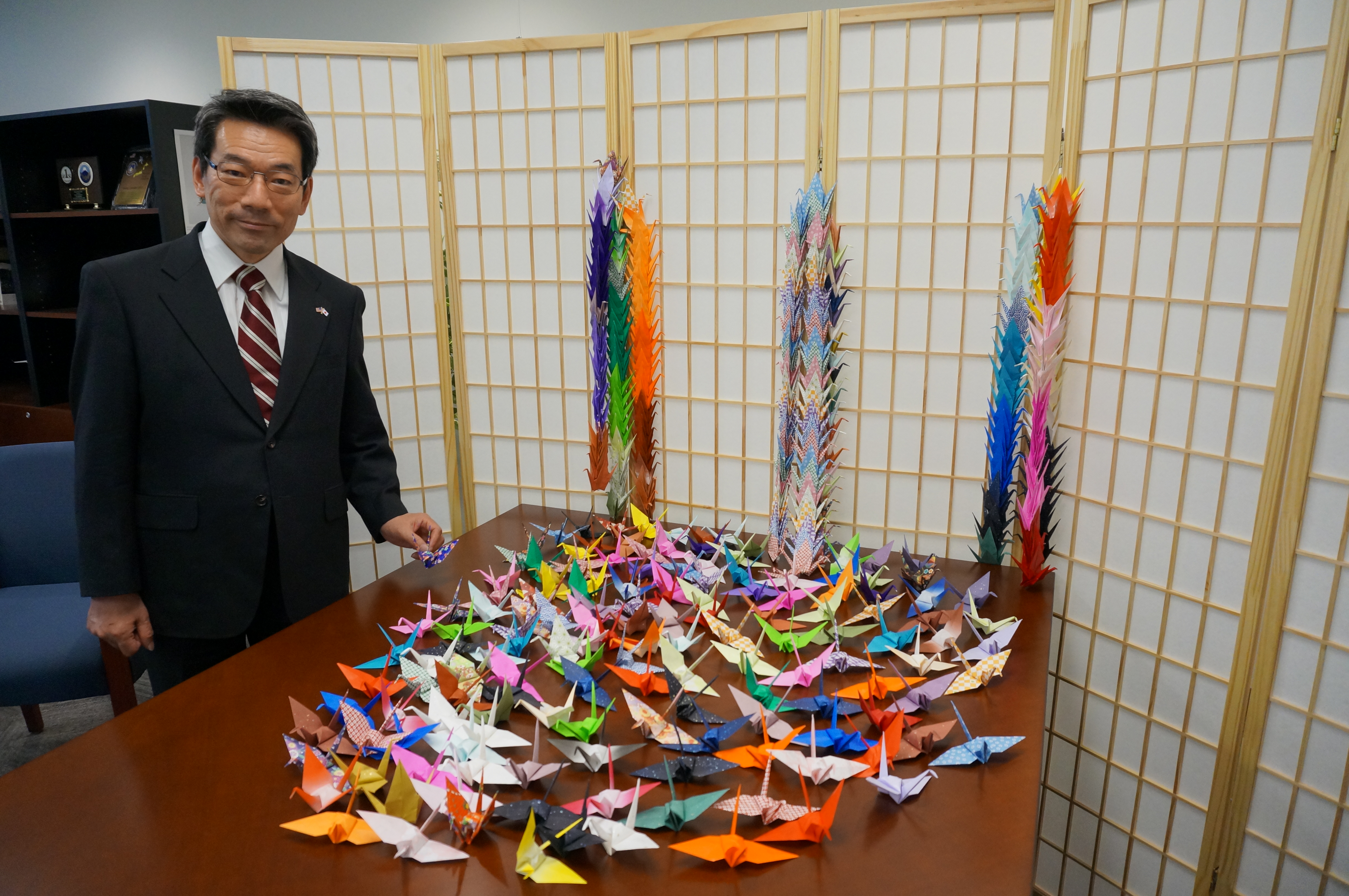 Hisao Inagaki memamerkan koleksi bangau kertas ciptaannya.