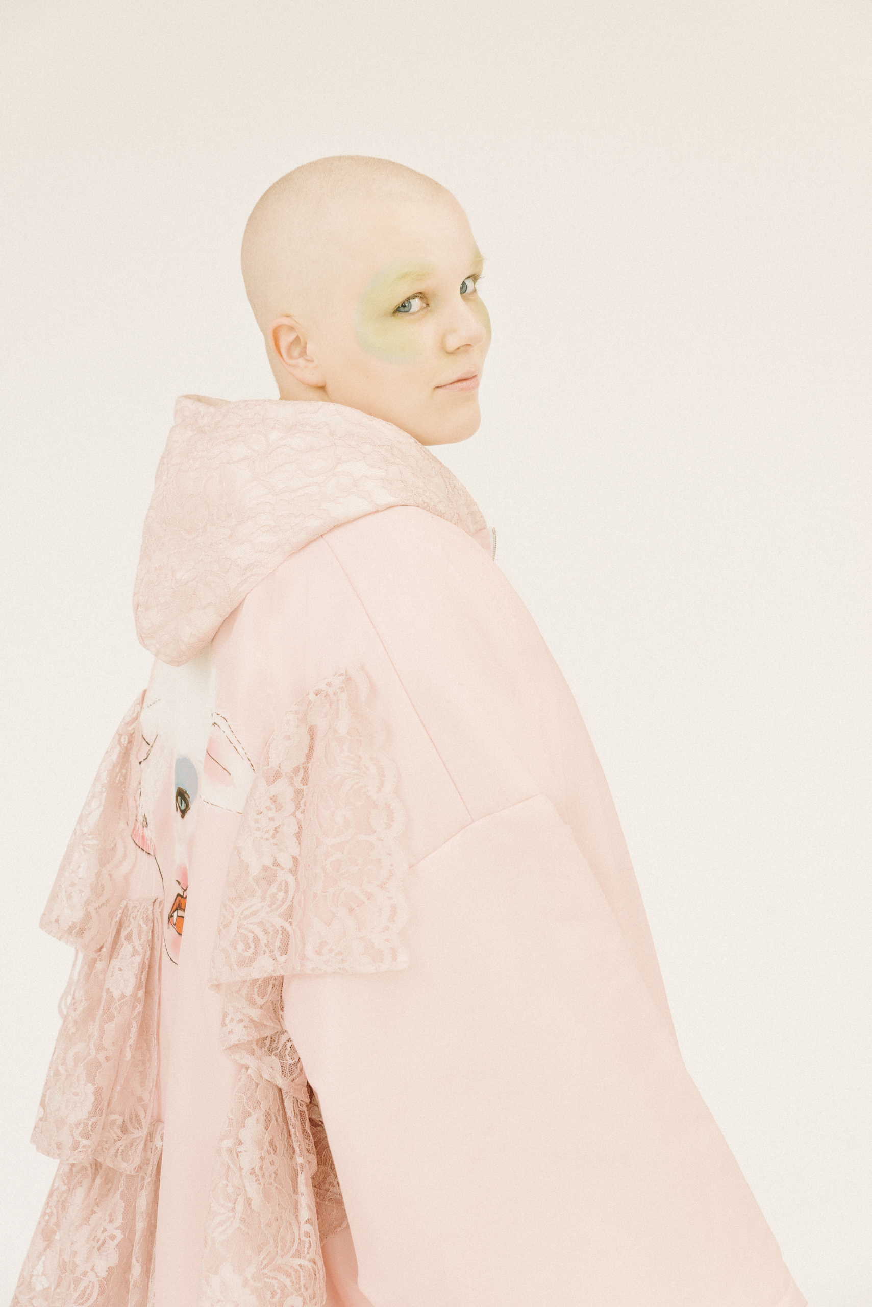 Ophelian con cappotto rosa con coniglio strano sulla schiena