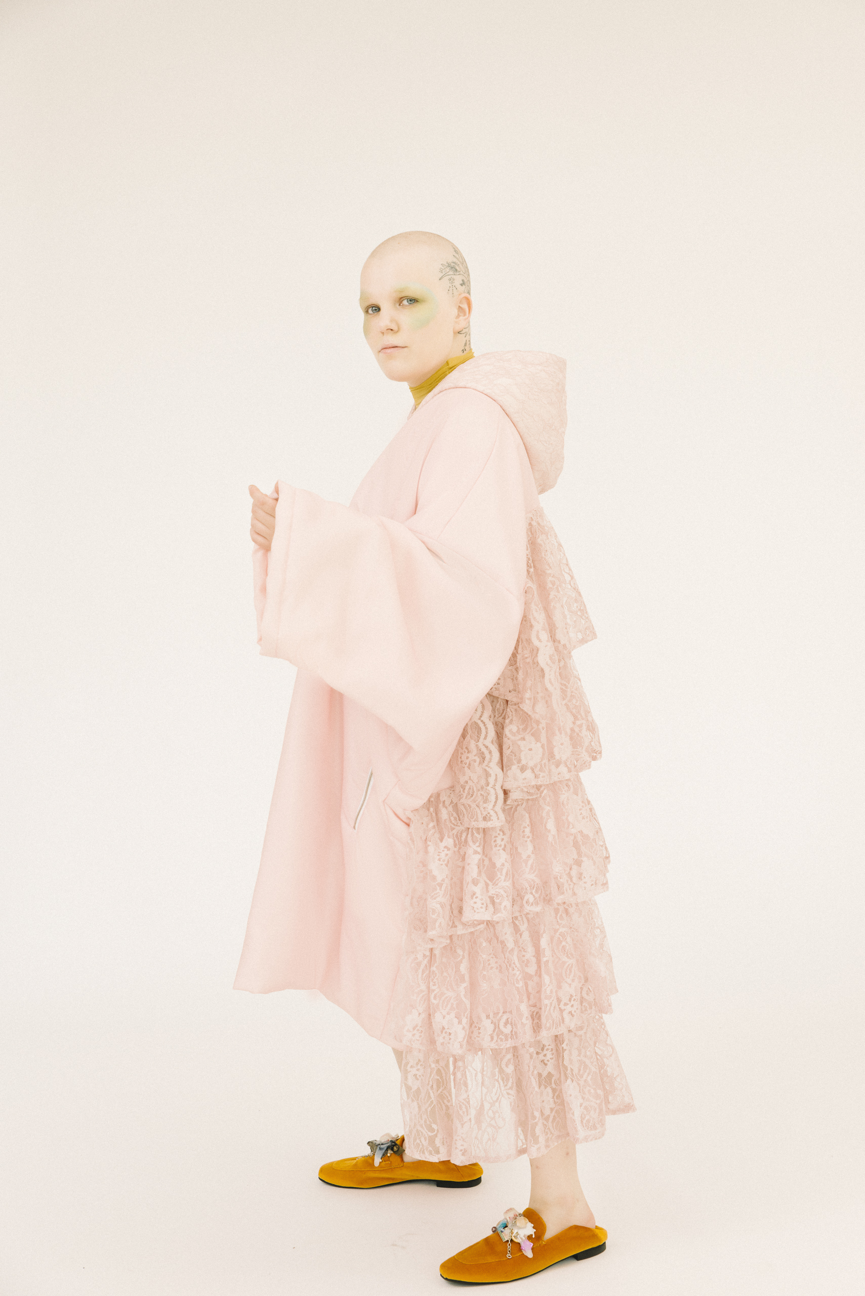 Ophelian con cappotto rosa e mocassini arancio