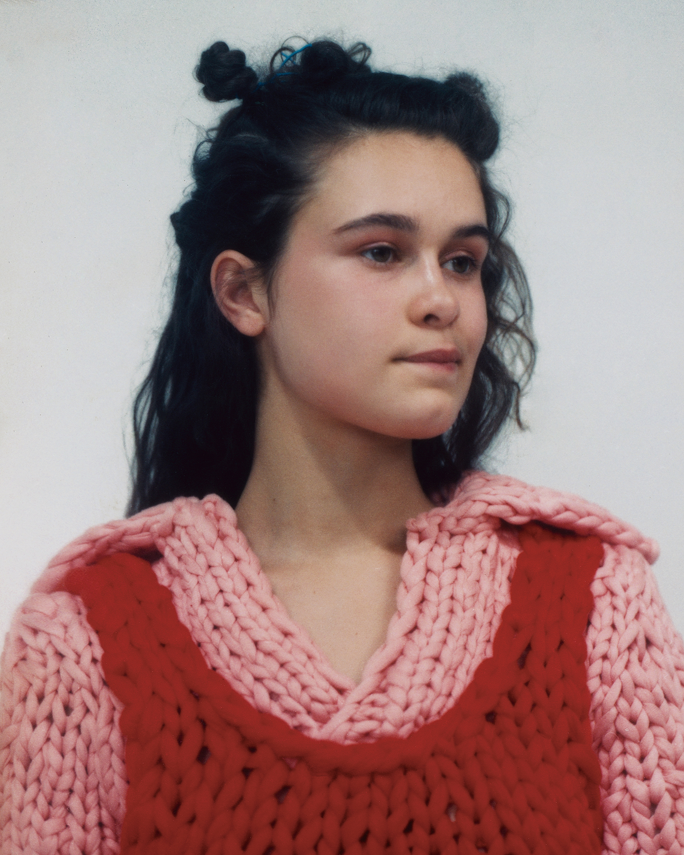 ragazza maglione lana rosa e rosso