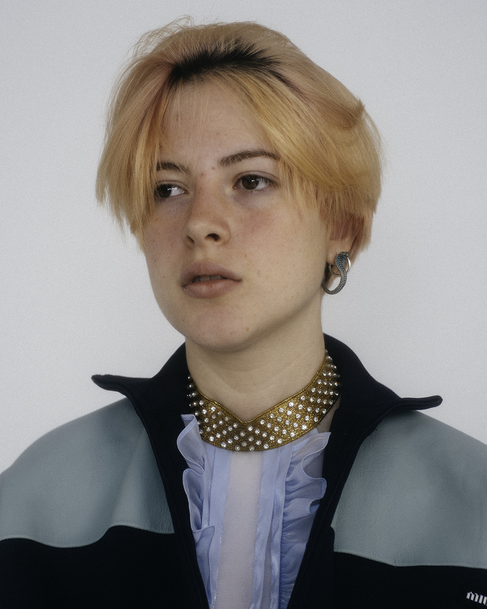 ragazza capelli salmone caschetto