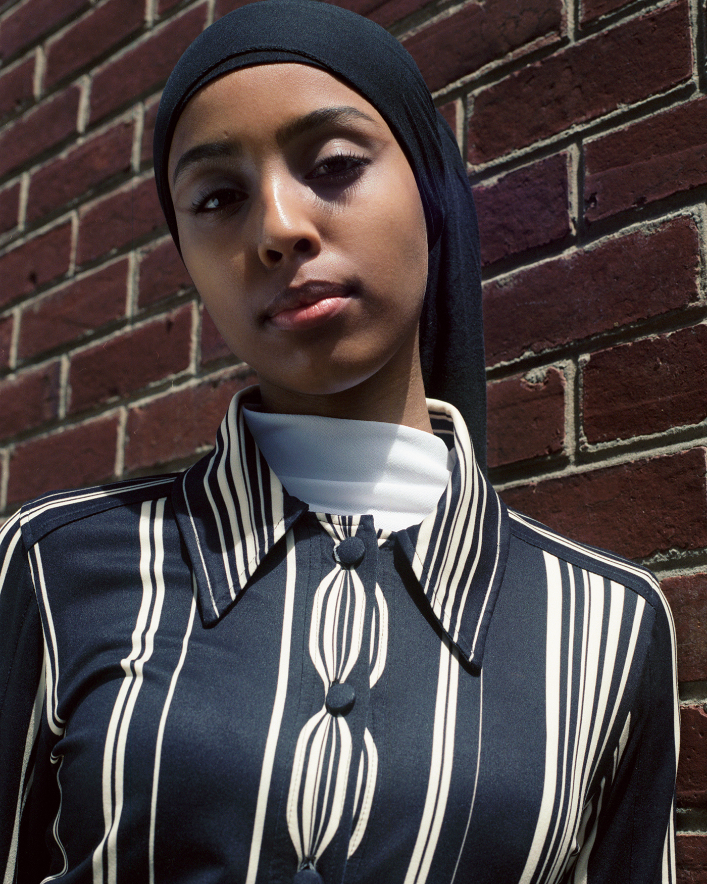 ragazza camicia a righe bottoni neri