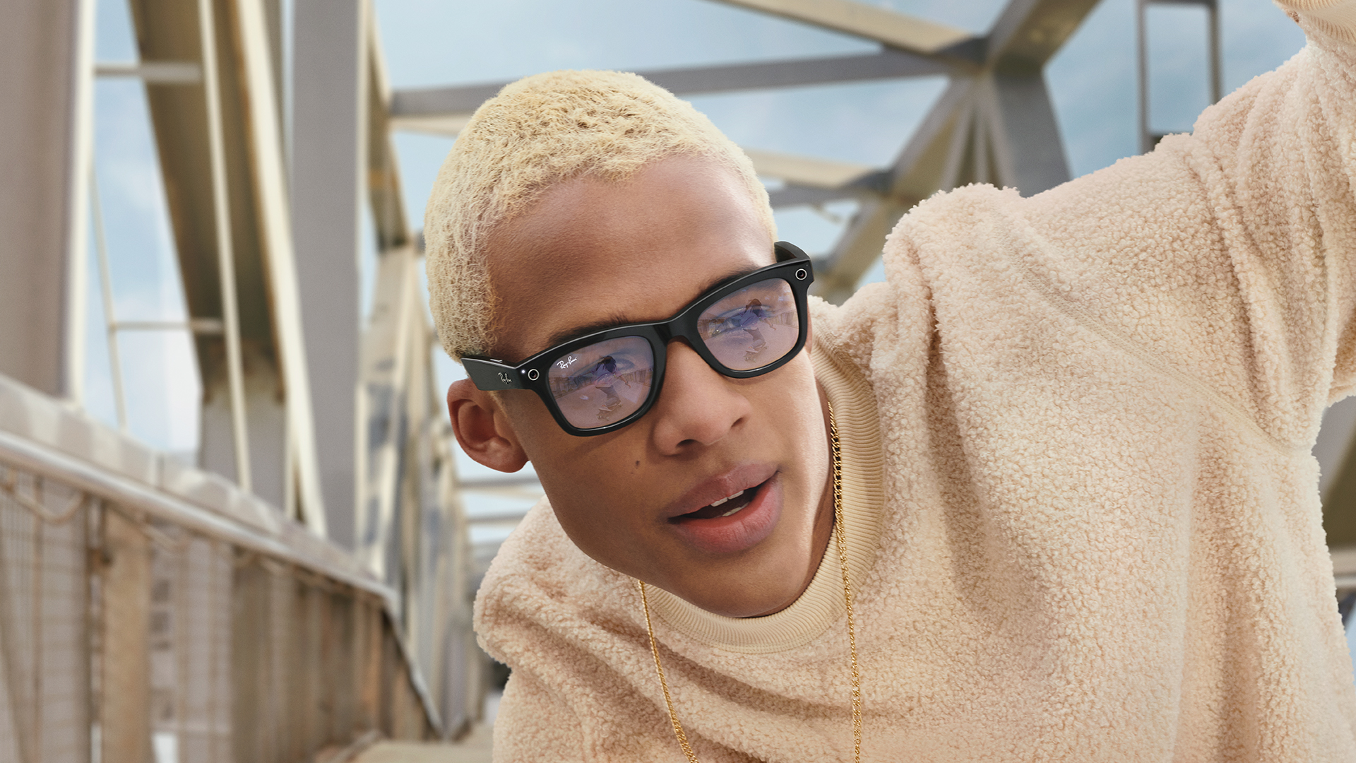 Ray-Ban Stories - Lifestyle4 (prescription).jpg