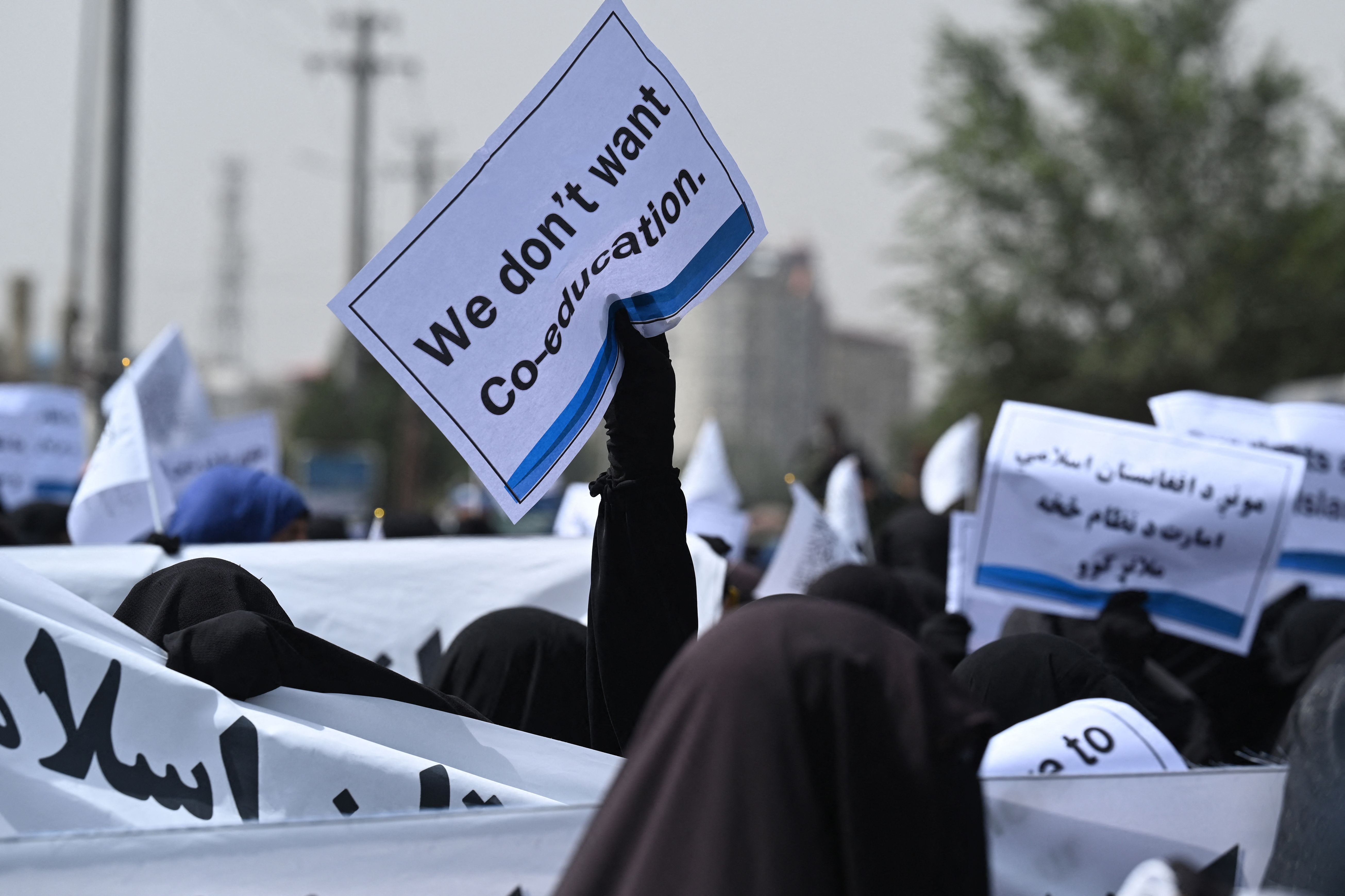 Perempuan dalam balutan burqa menggelar pawai pro-Taliban di Kabul pada peringatan peristiwa 9/11 yang ke-20 tahun. Foto: Aamir Qureshi/AFP via Getty Images