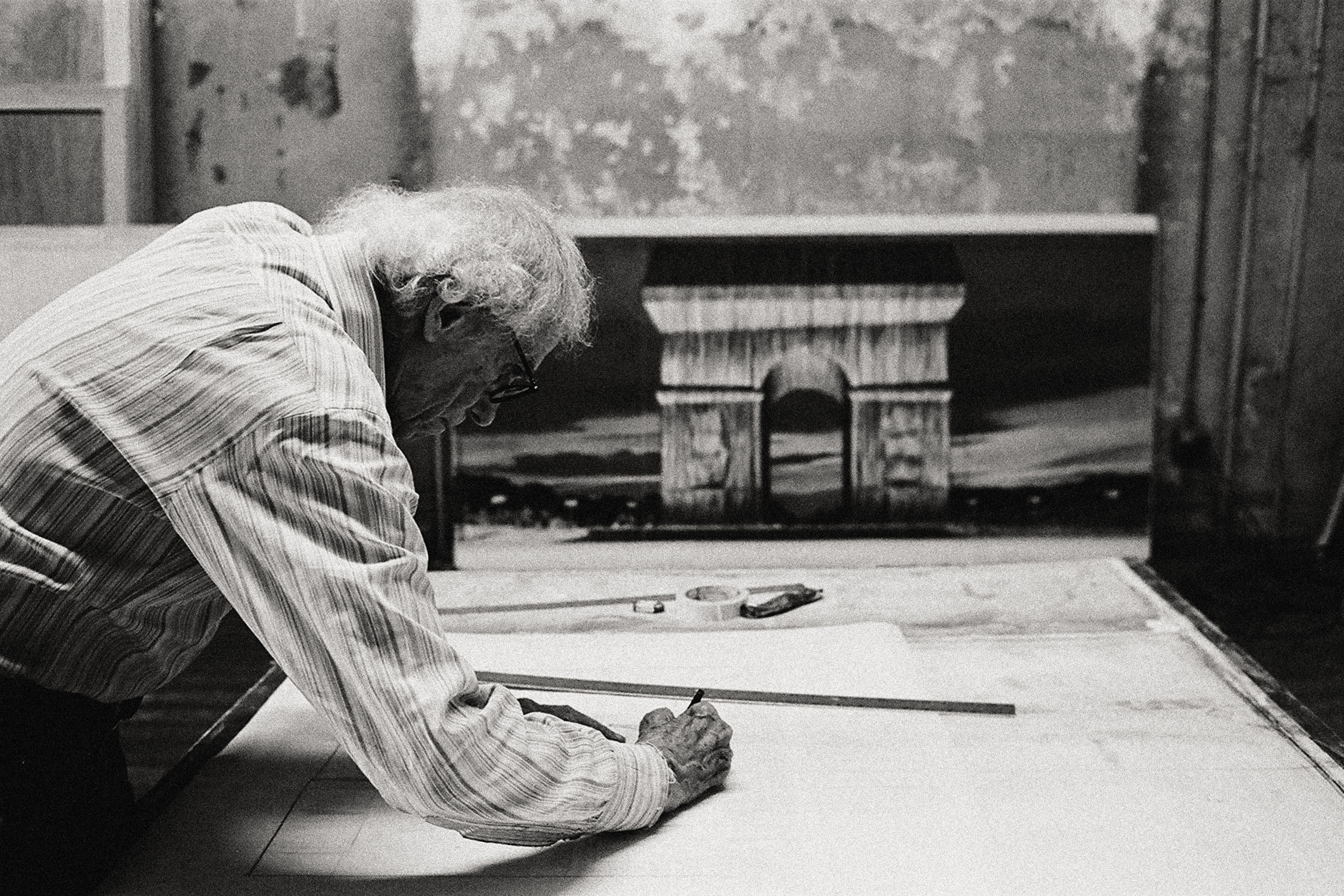 Christo_working_on_a_preparatory_drawing_Arc_de_Triomphe_Wrapped_NewYork_2020_Photo_Anastas_Petkov_2020_Christo_and_Jeanne_Claude_Foundation.jpg