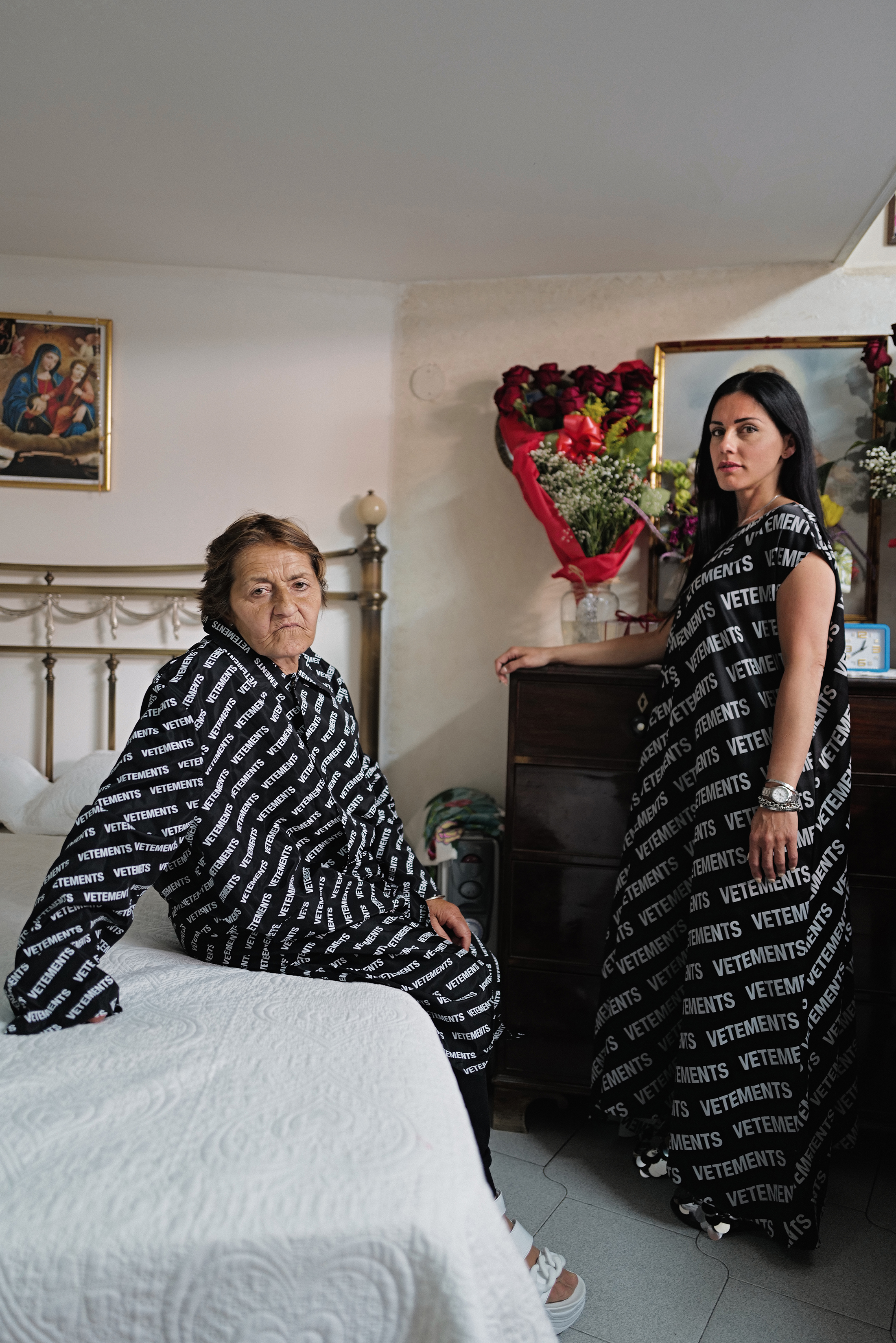 due donne vestite con abiti vetements in una camera da letto