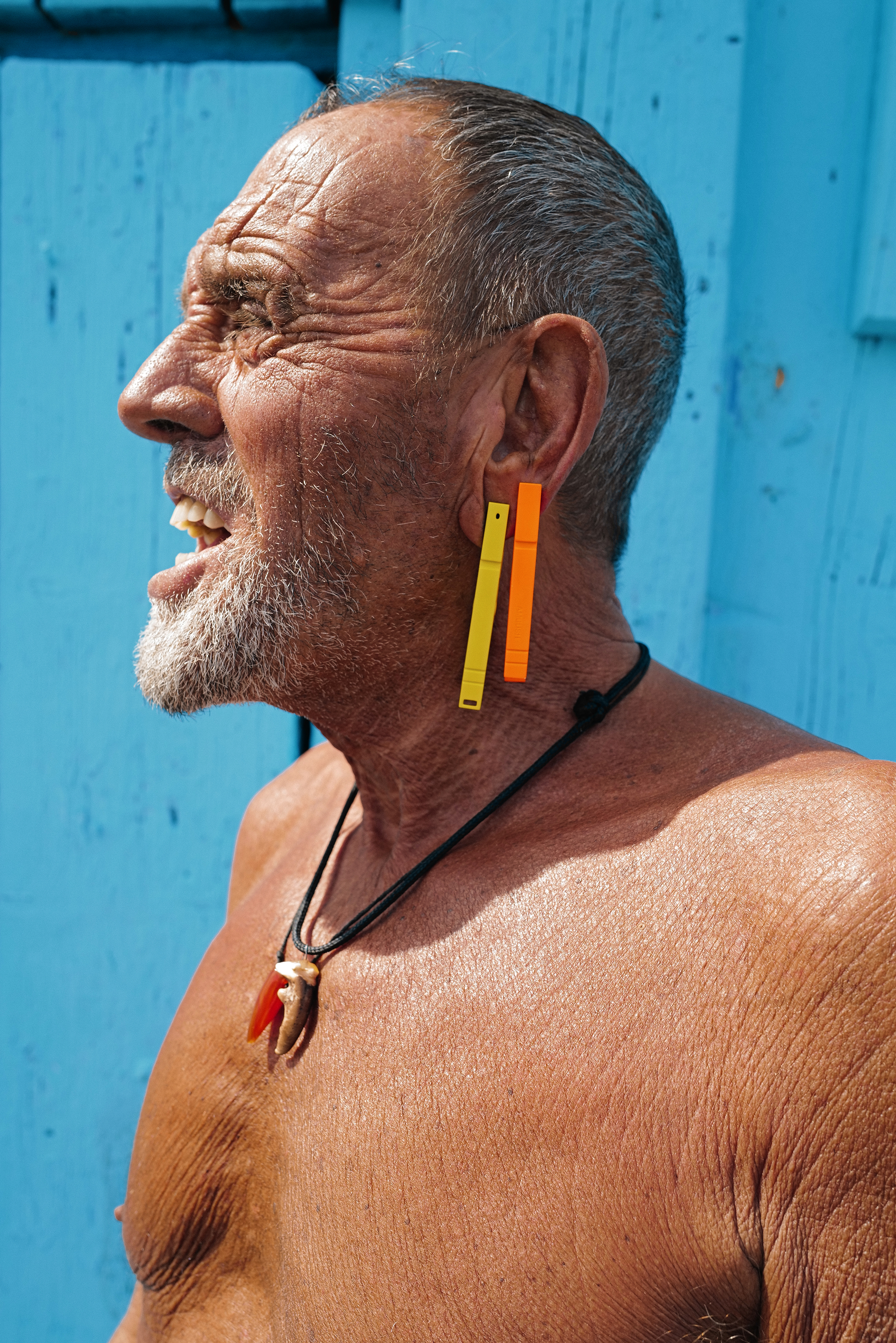 uomo su sfondo blu a torso nudo