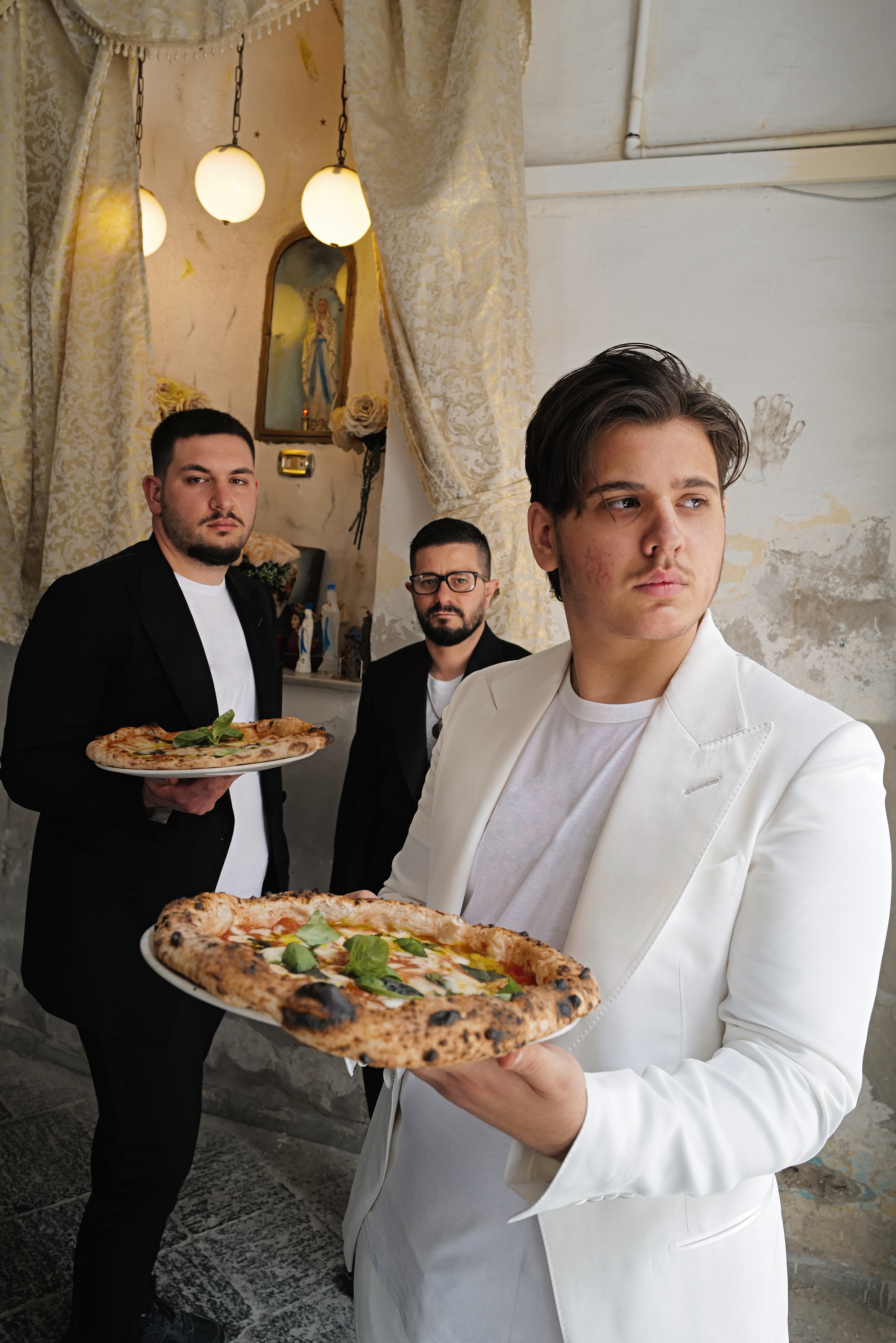 chef che mostrano due pizze