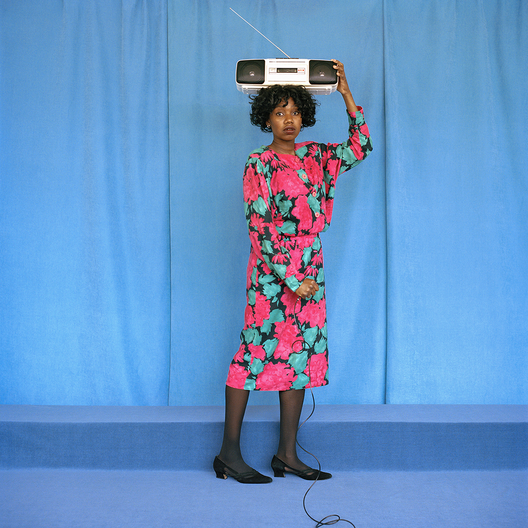 ragazza con vestito a fiori e radio sulla testa