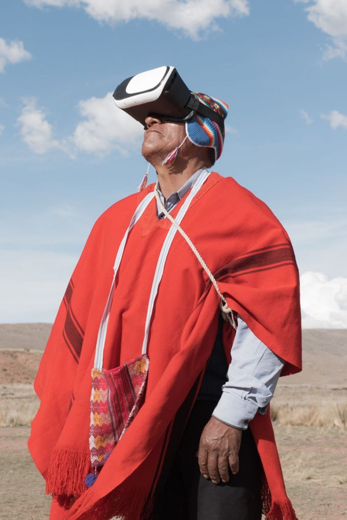 persona nativa americana con occhiali VR