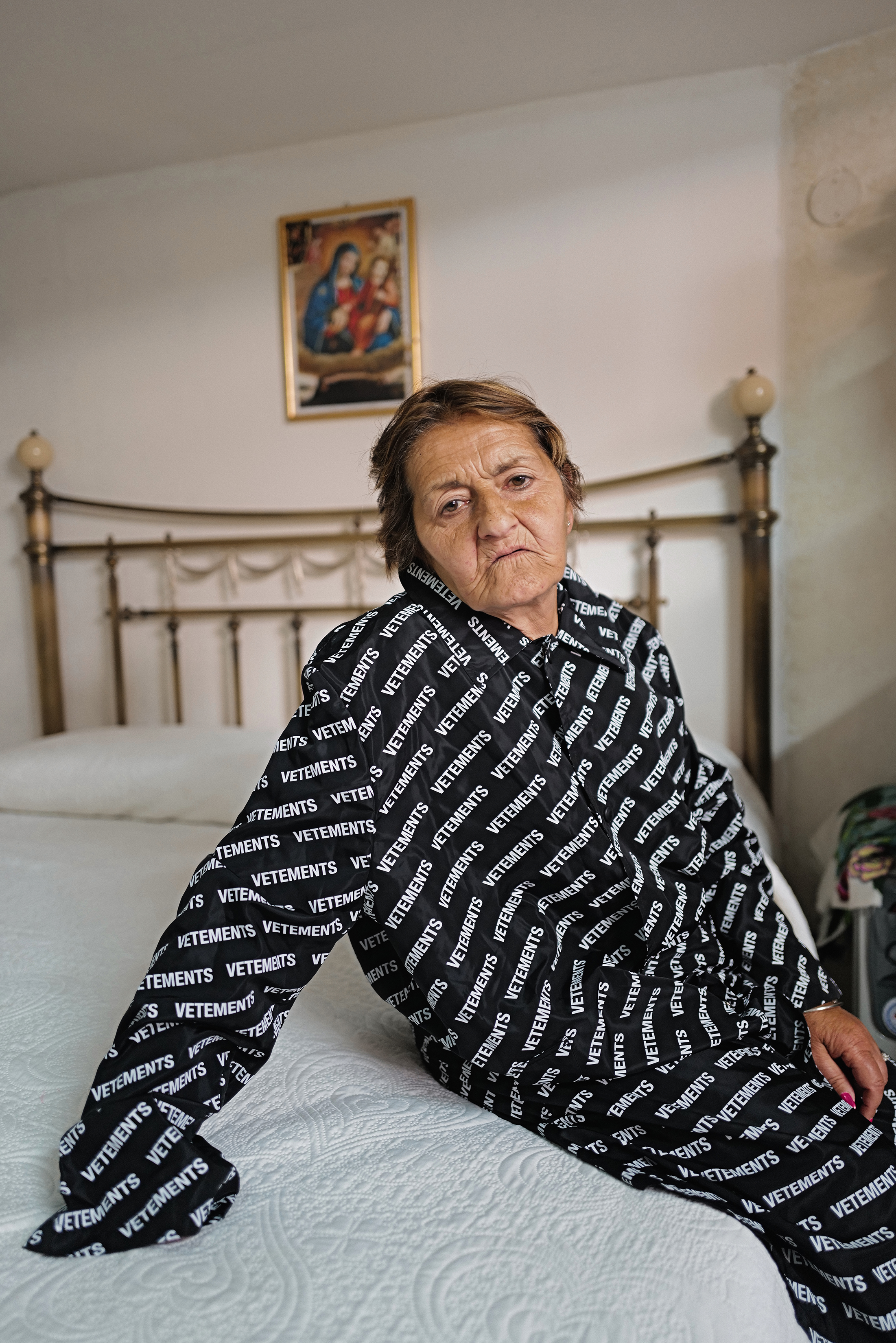 donna in abito vetements su un letto