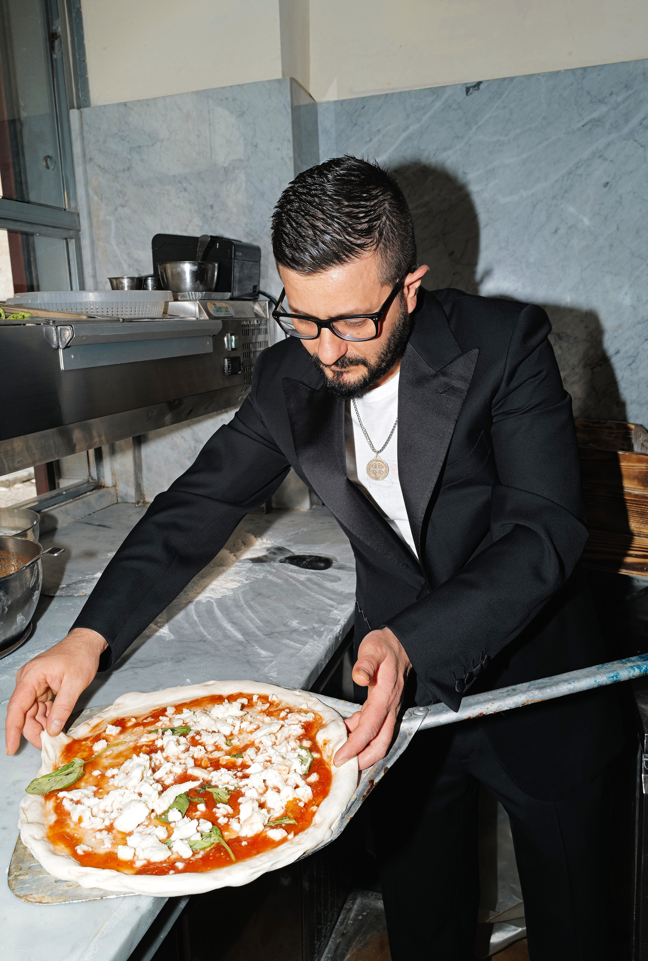 chef che inforna una pizza