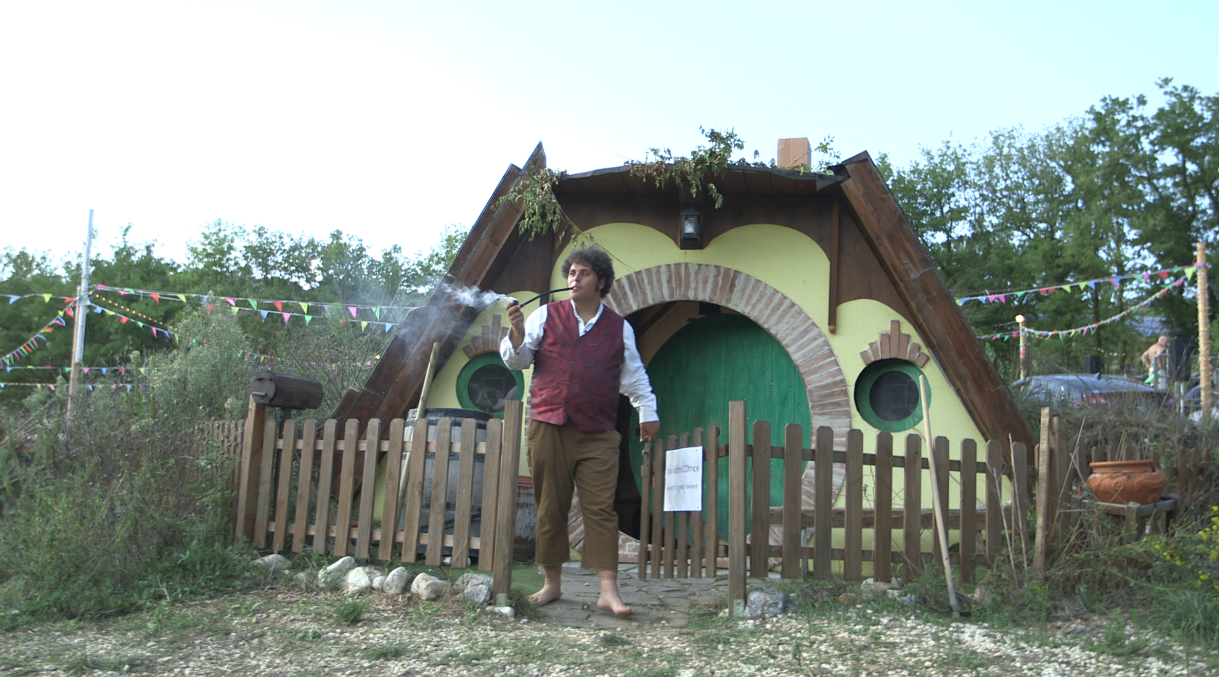 Nicolas Gentile berpose di depan contoh rumah Hobbit