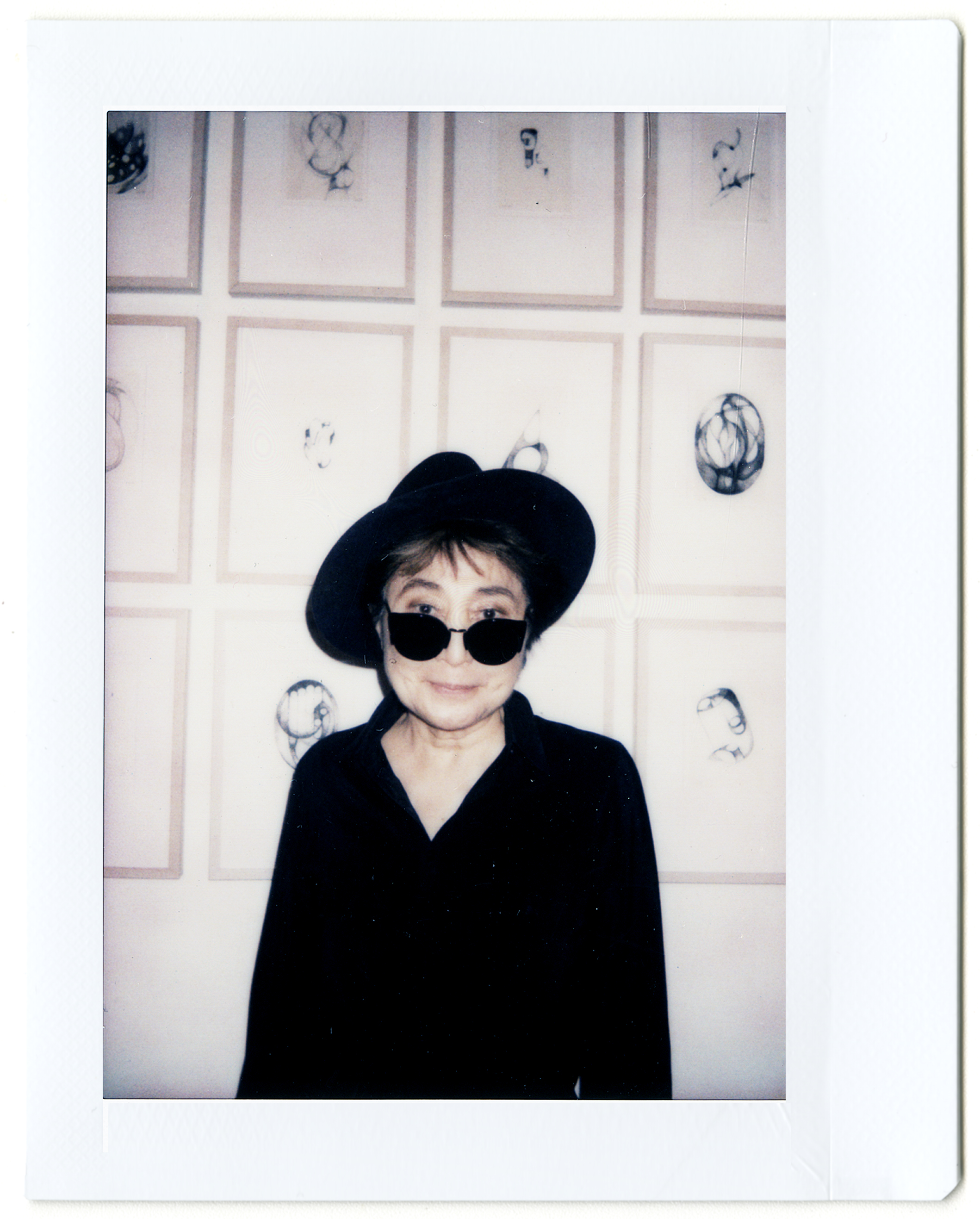 un polaroid de yoko ono dans un grand chapeau et des lunettes de soleil