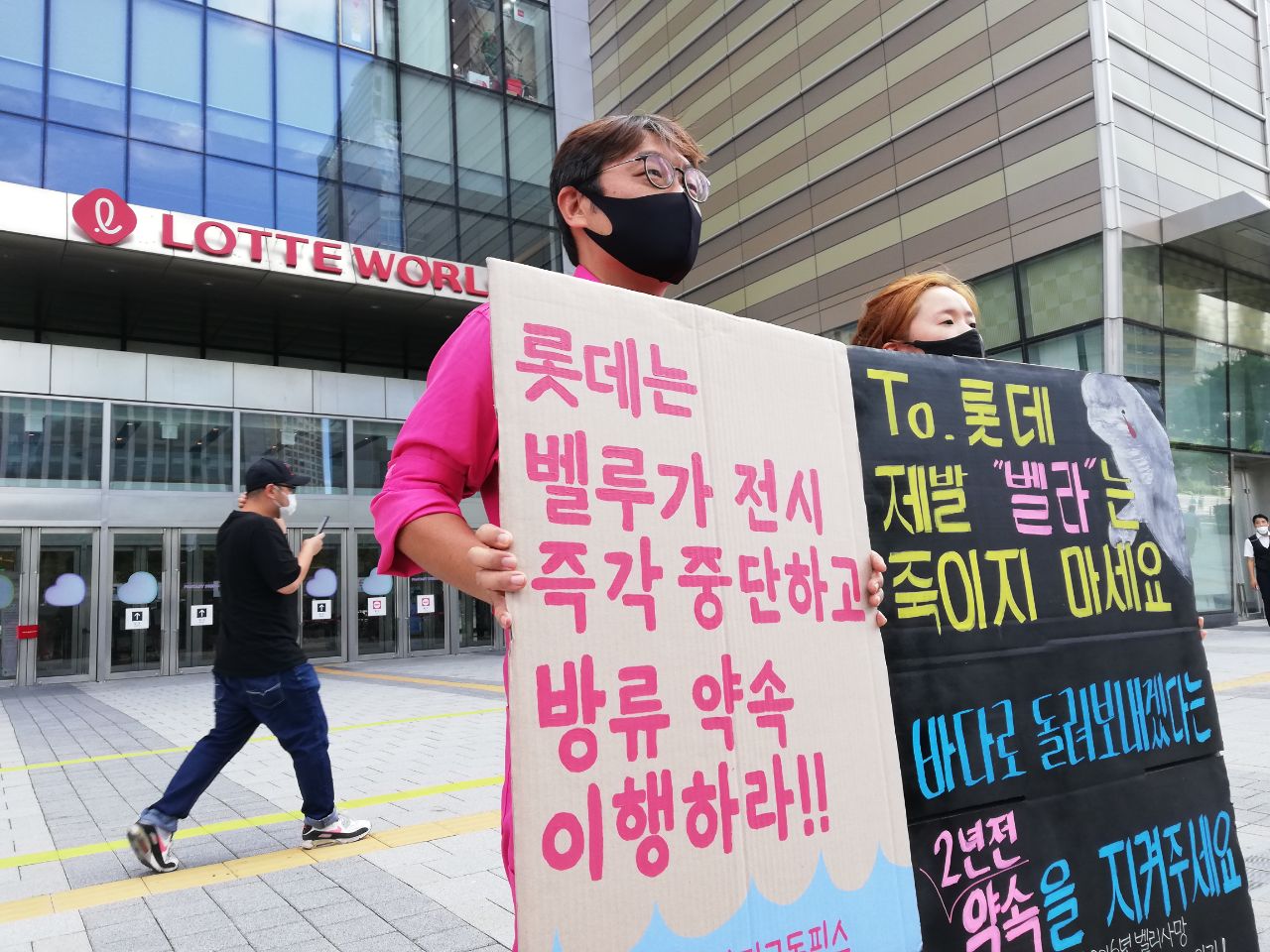 Activists from Korean marine animal rights group Hot Pink Dolphins stage a protest outside Bella's aquarium in Seoul. Photo: Hot Pink Dolphins