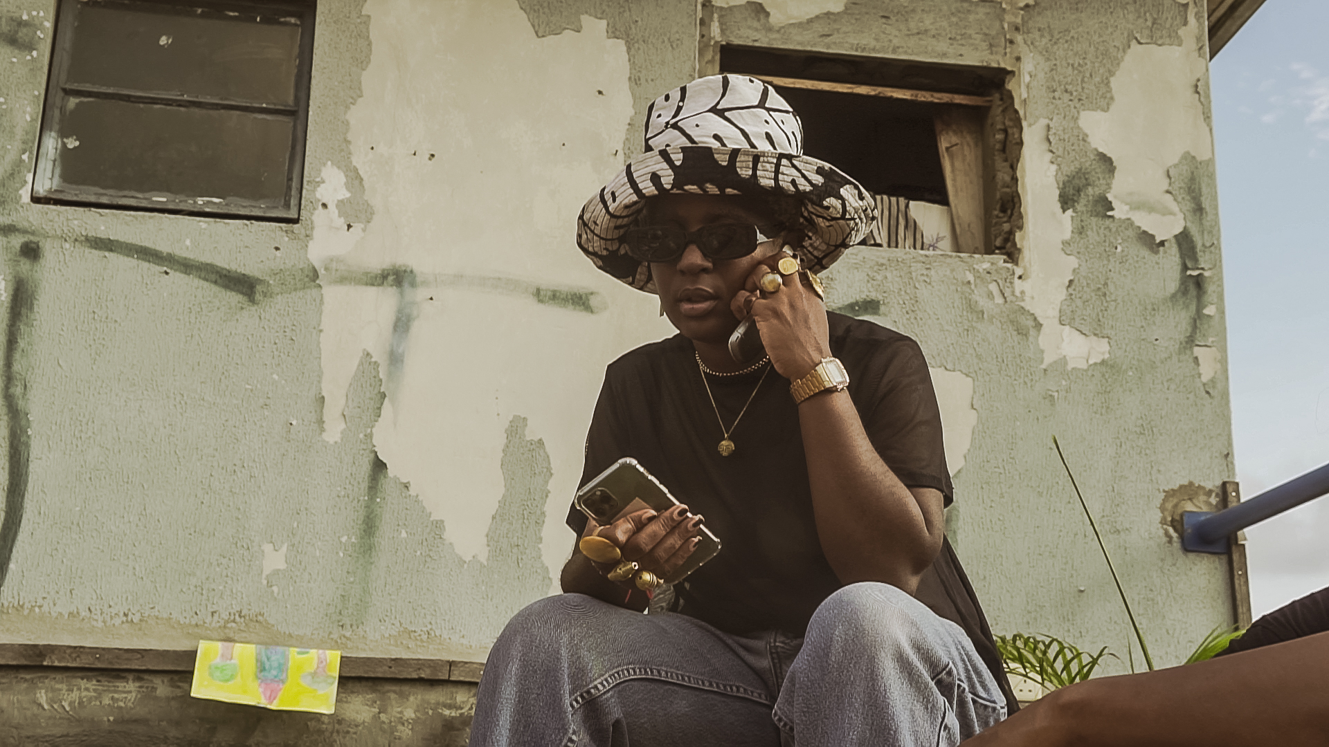 persona al telefono a lagos kene nwatu