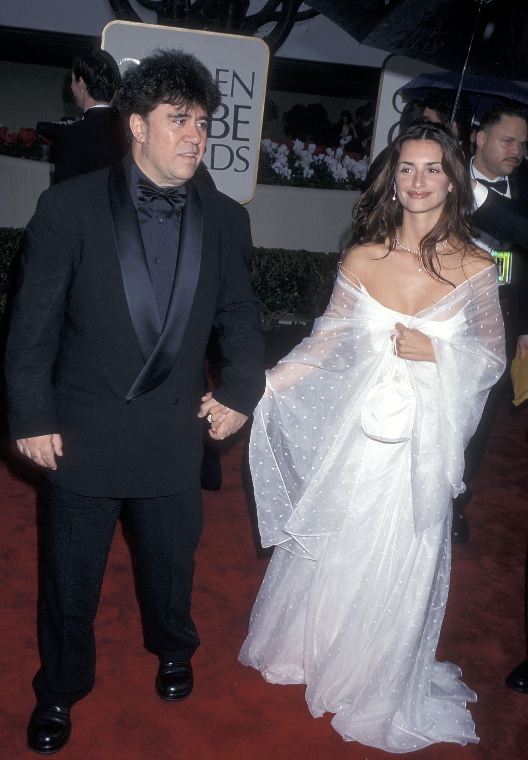 penelope cruz holding hands with pedro almodovar on the golden globes red carpet 2000