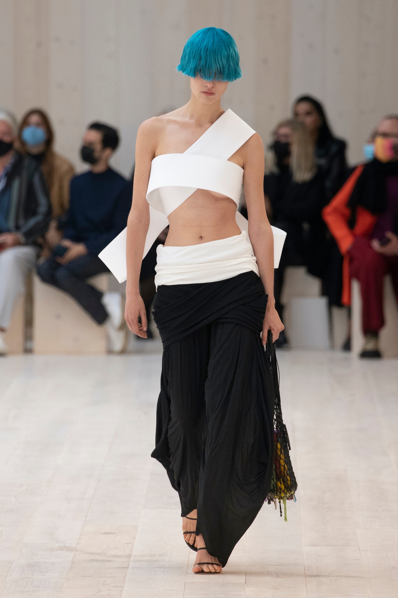 1633162110030-loewe-womens-spring-summer-2022-look-33.jpeg