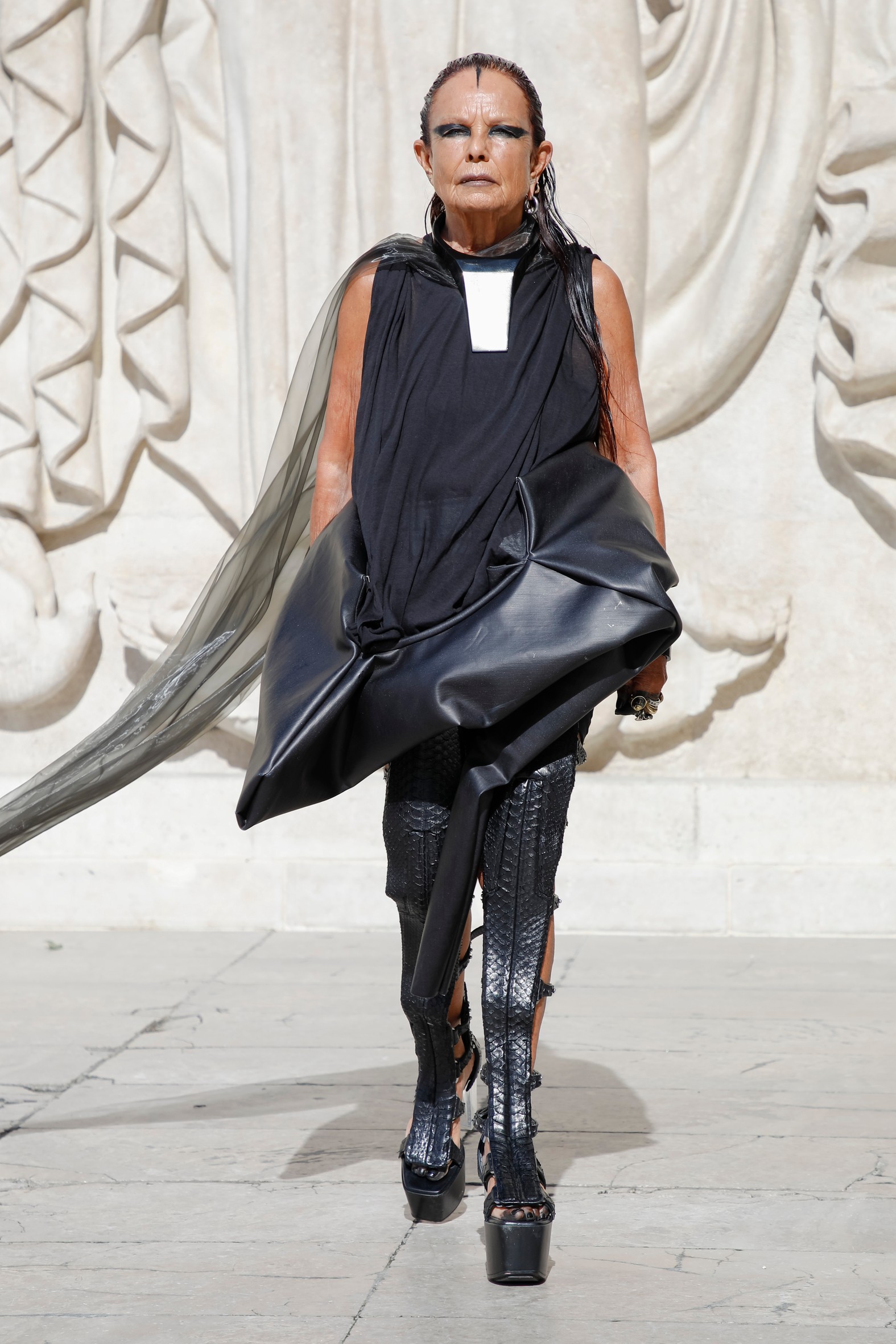 1633118741650-rick-owens-rtw-ss22-look-1.jpeg