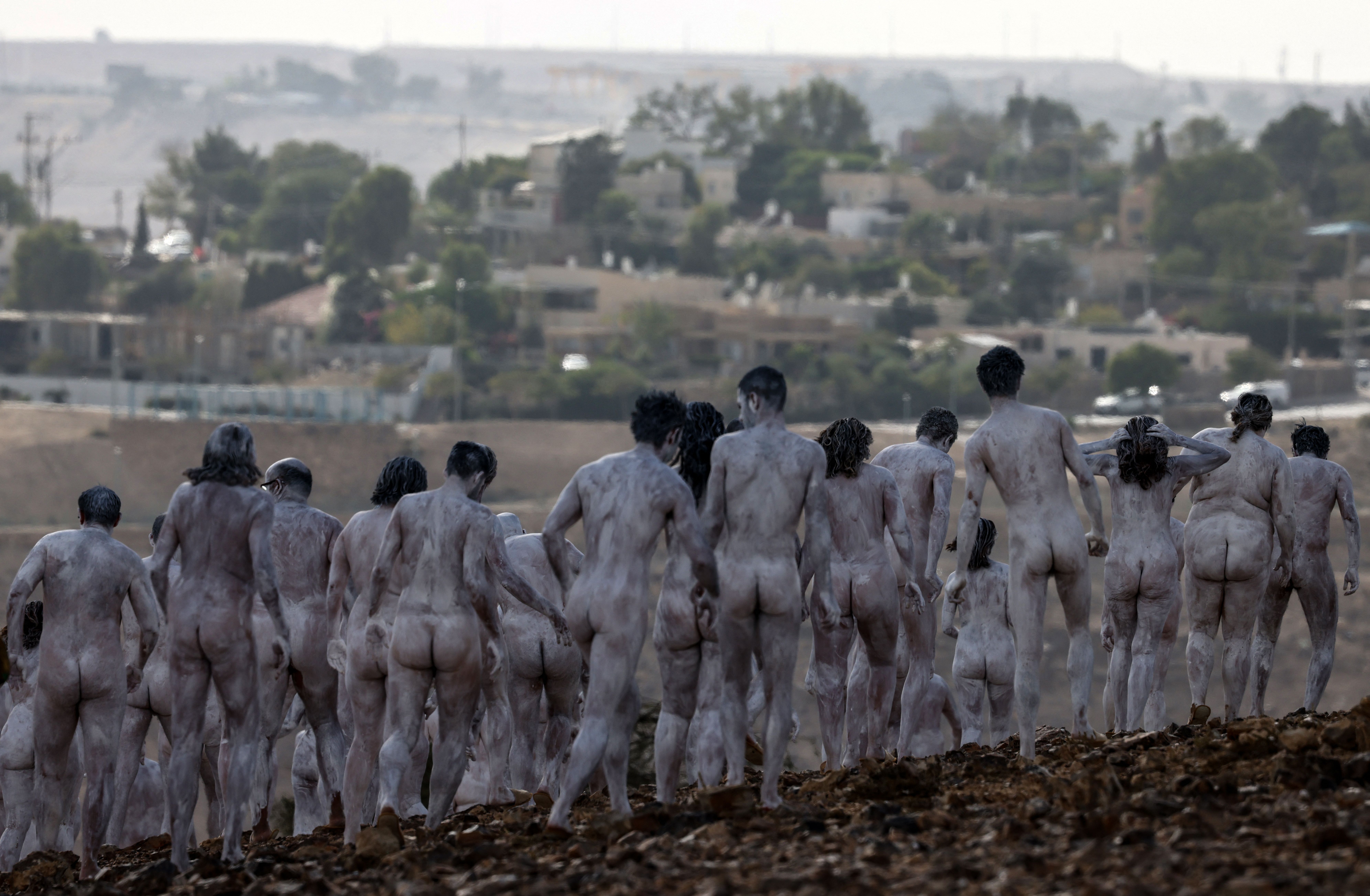 Tubuh telanjang para model dicat putih. Foto: Menahem Kahana/AFP via Getty Images