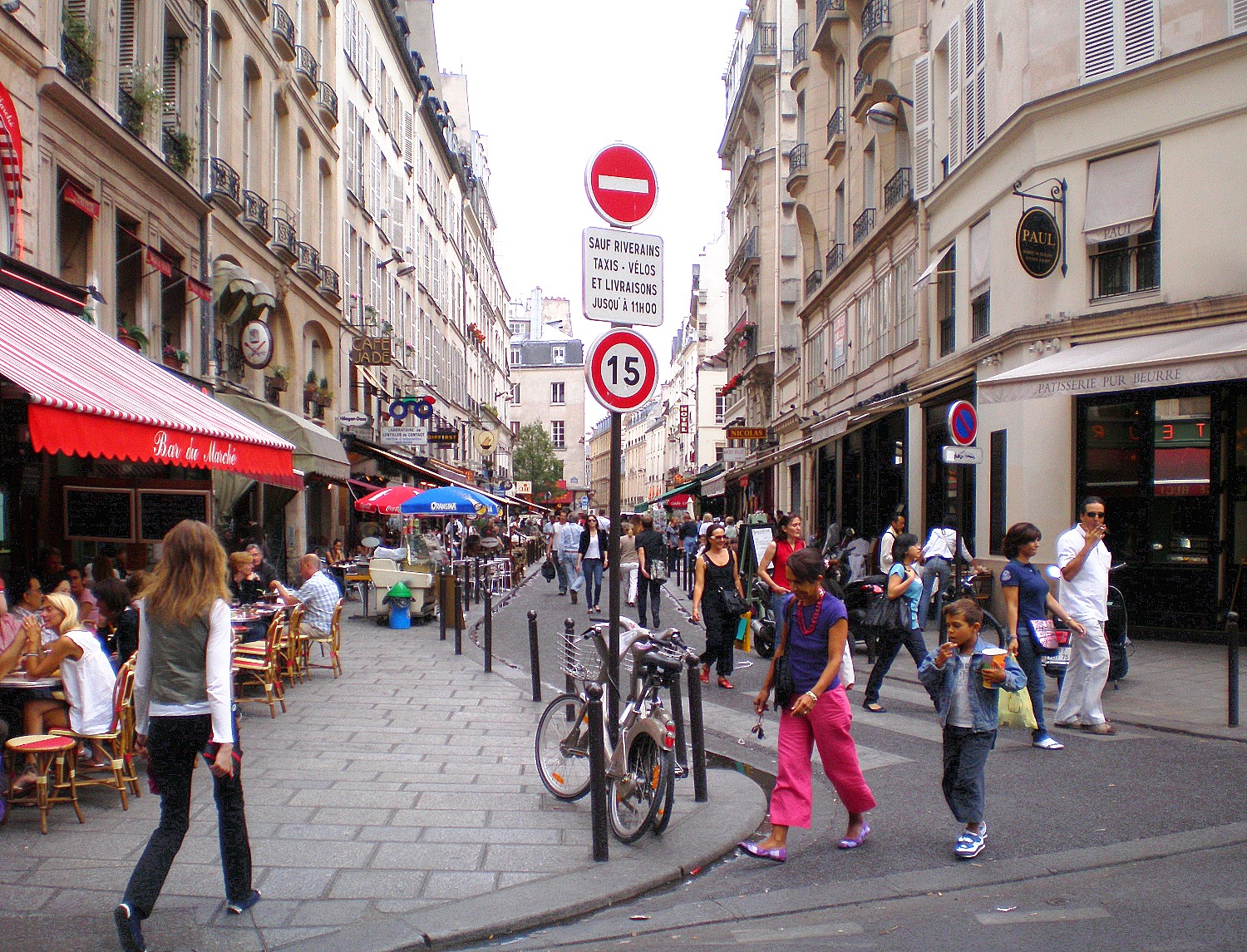 Parigi strada trafficata
