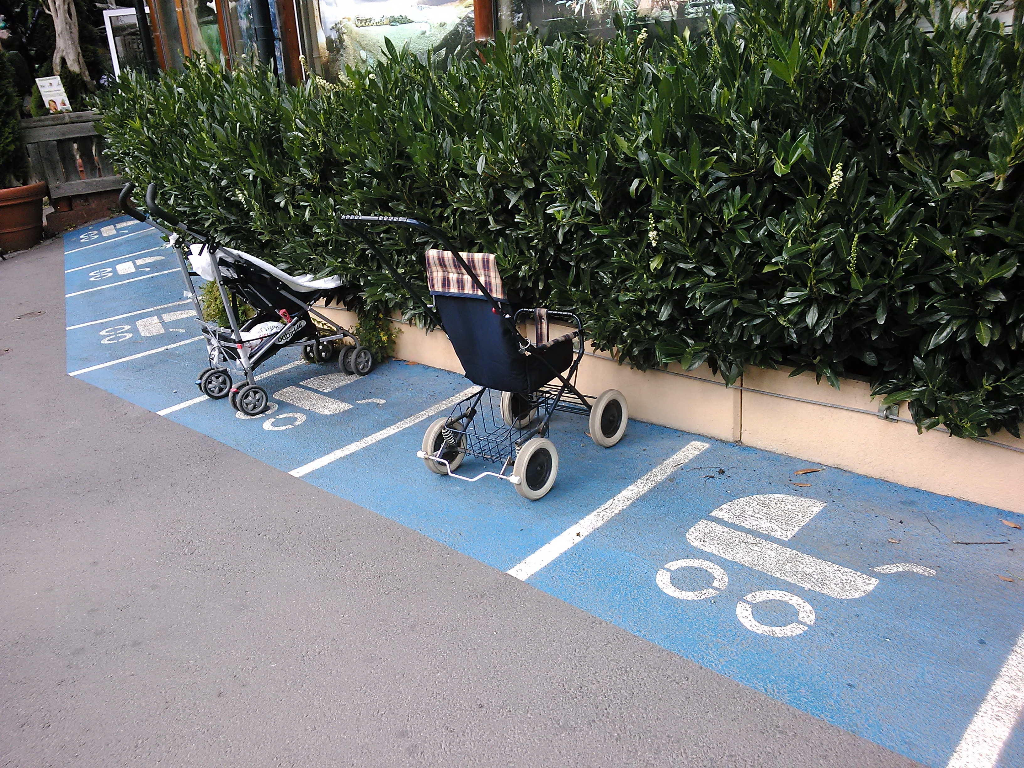 foto di parcheggi per carrozzine