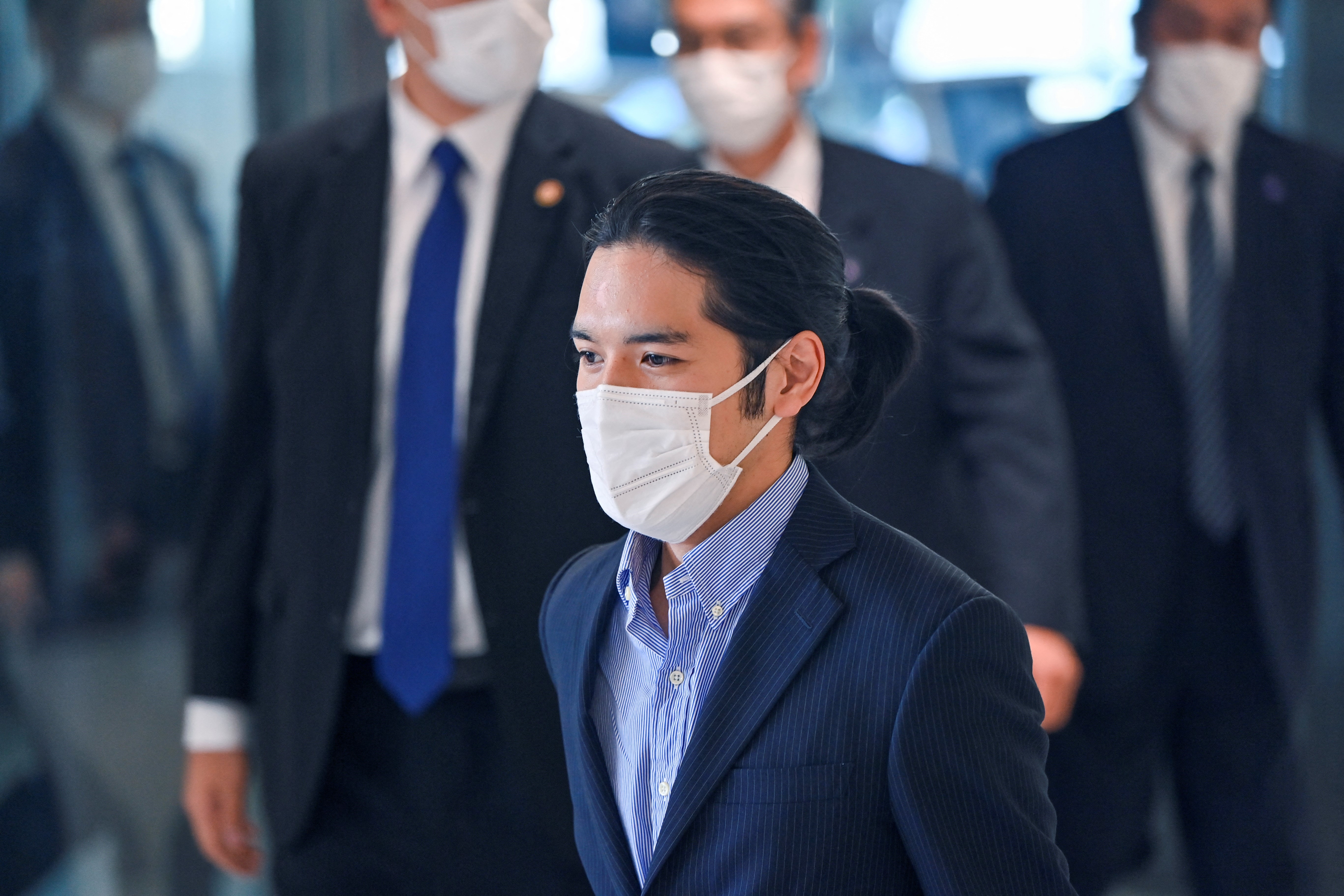 Kei Komuro (center) arrives at Narita airport in Japan from the United States last month. Photo: Kazuhiro NOGI / AFP
