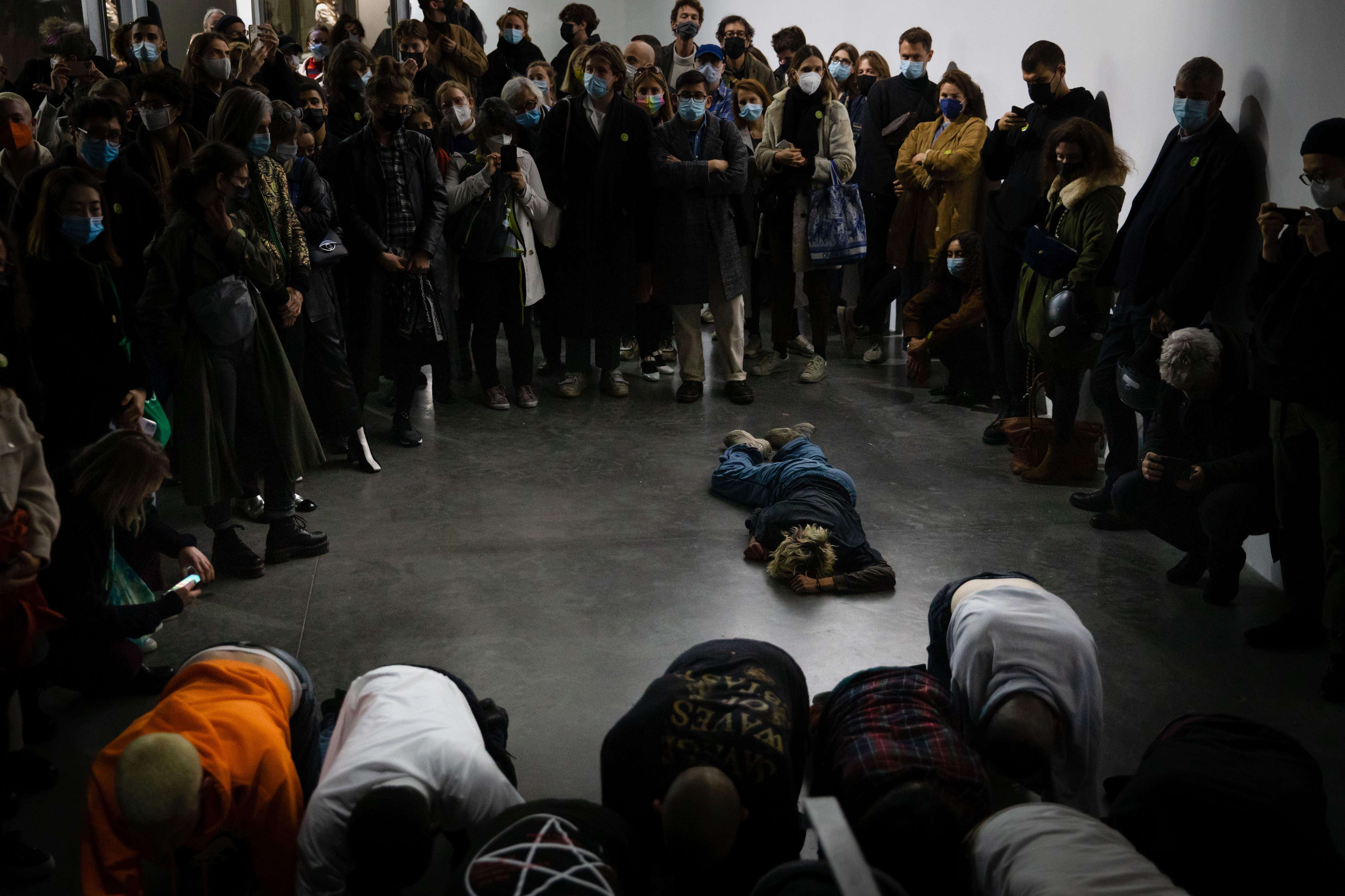 fotografie performance anne imhof burberry mostra natures mortes parigi