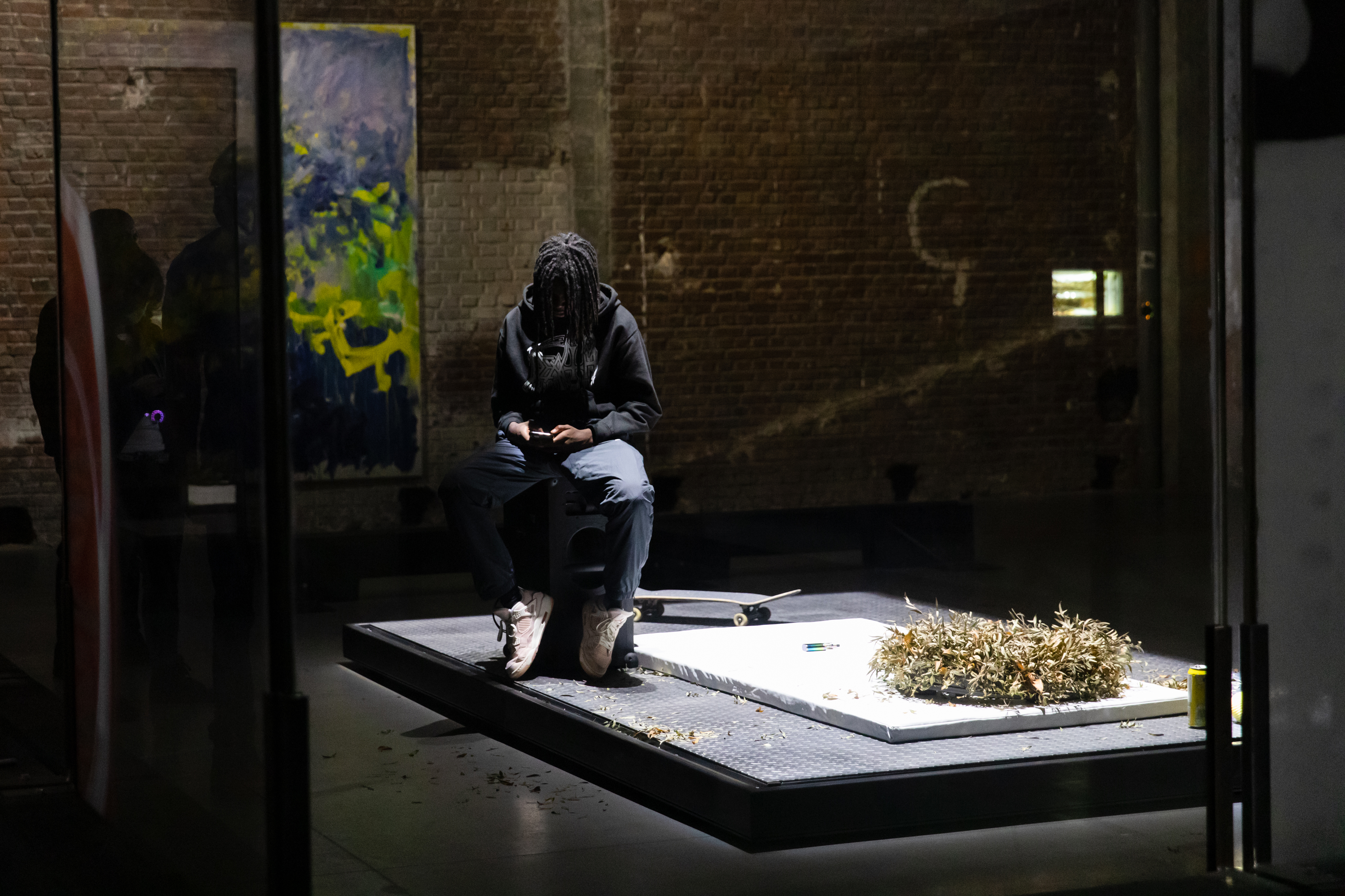 fotografie performance anne imhof burberry mostra natures mortes parigi