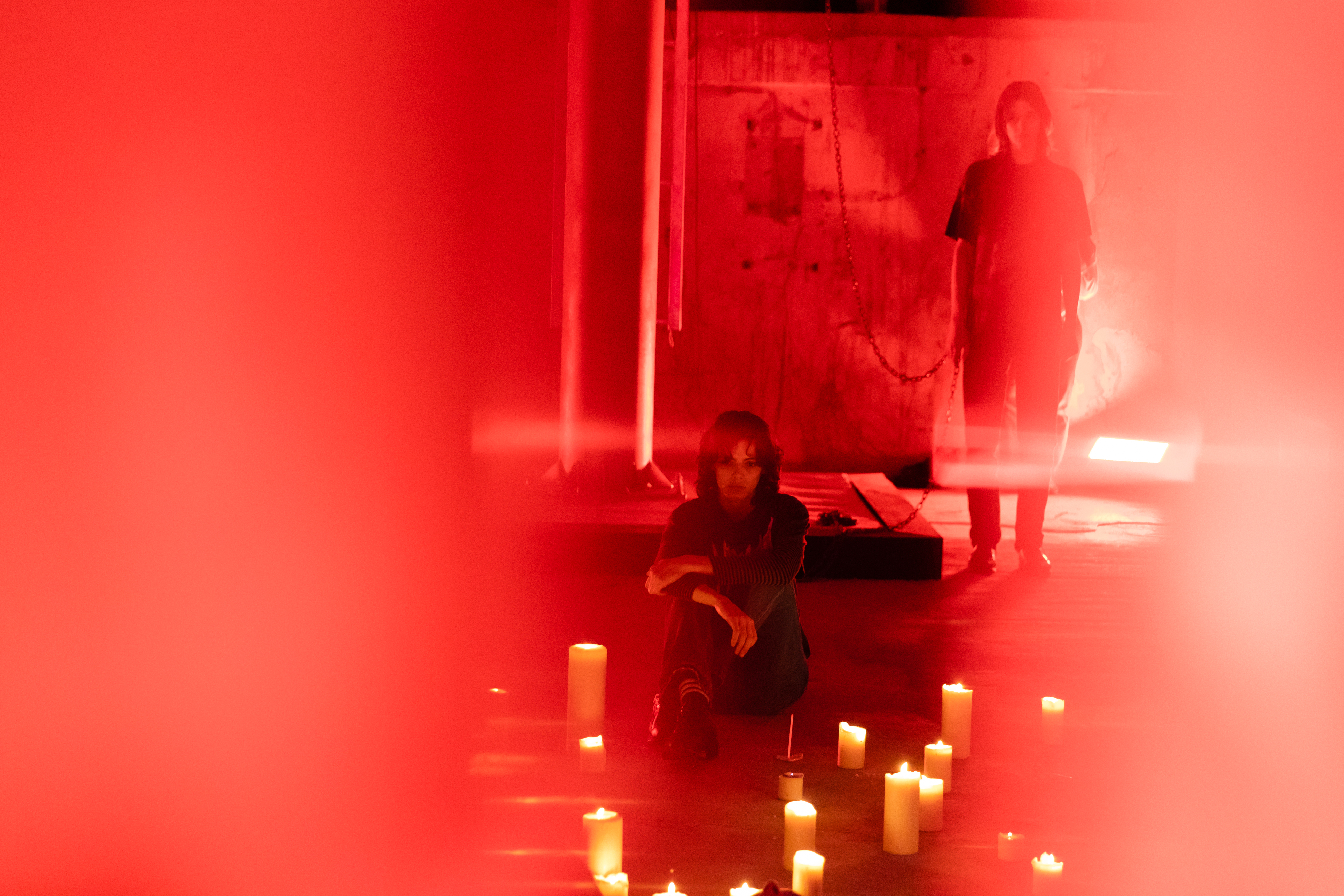 fotografie performance anne imhof burberry mostra natures mortes parigi