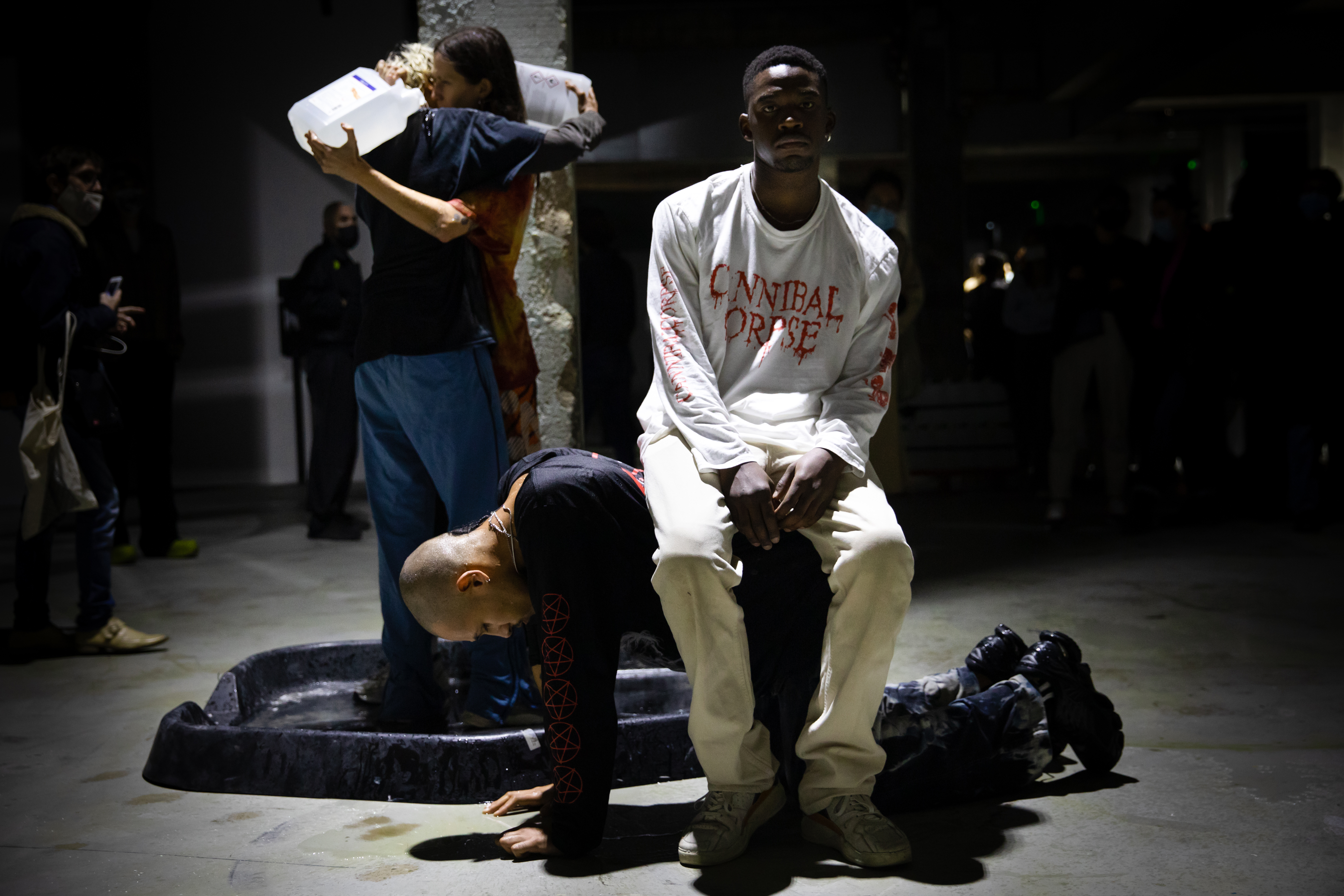 fotografie performance anne imhof burberry mostra natures mortes parigi
